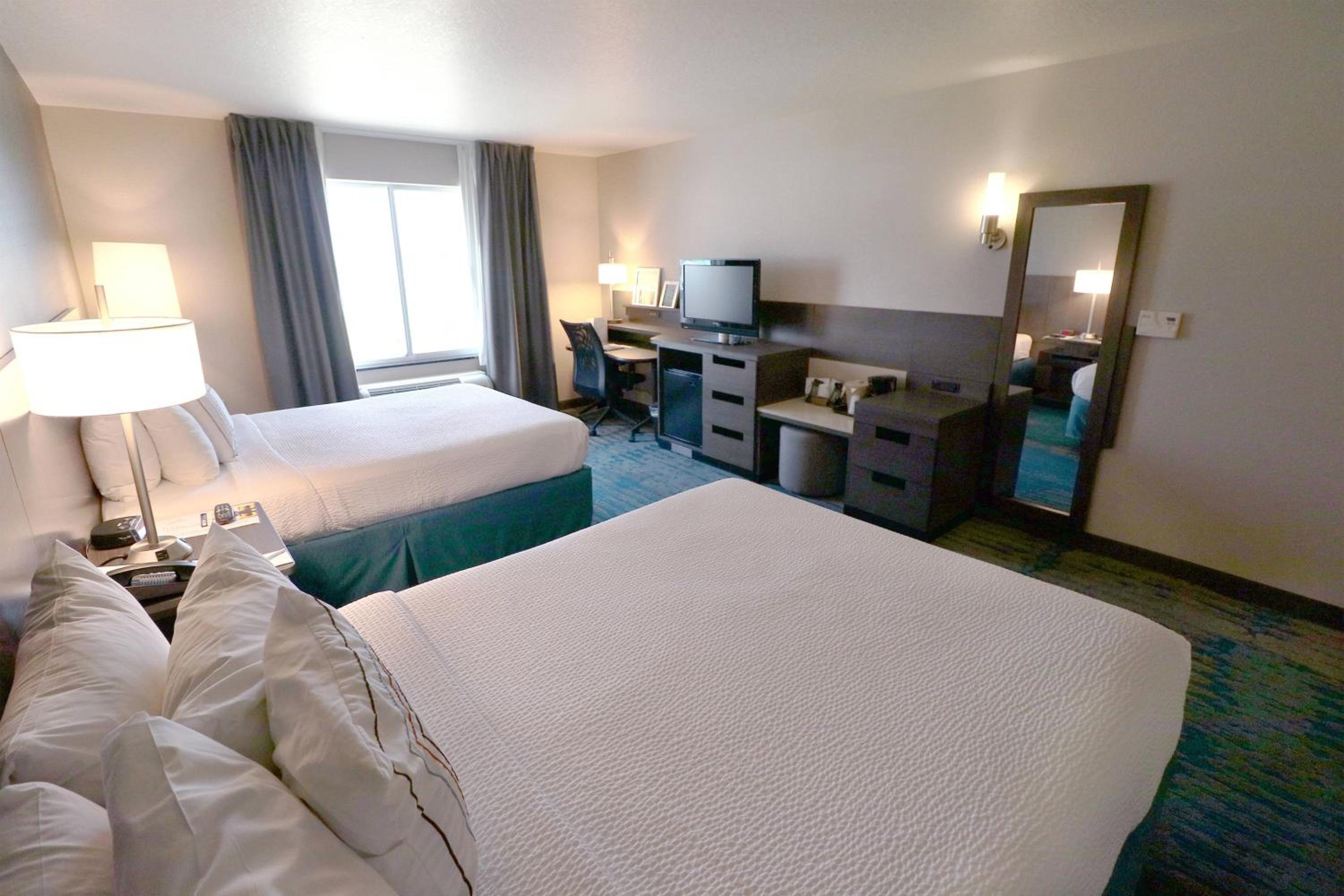 Queen Room with Two Queen Beds - Photo 2