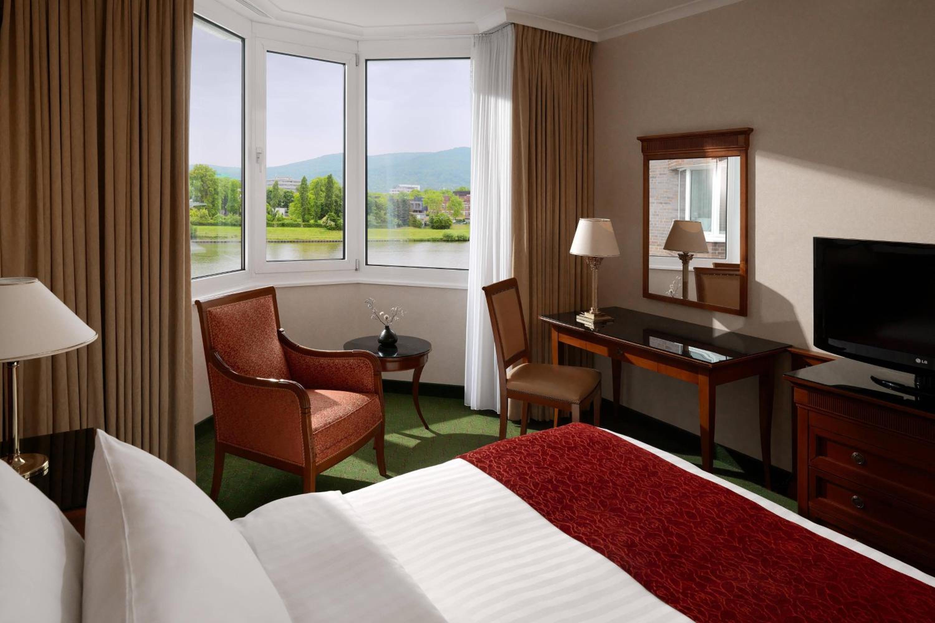 Guest room, 1 King, River view - Photo 1