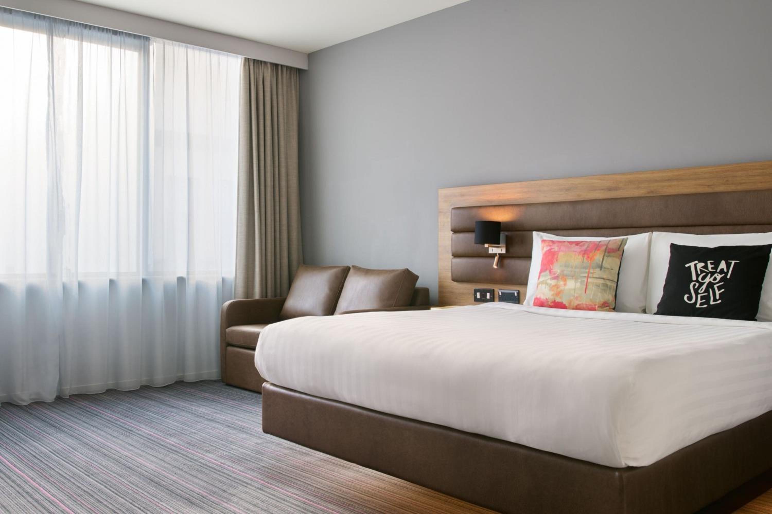 Moxy Sleeper Queen & Sofa, Guest room, 1 Queen