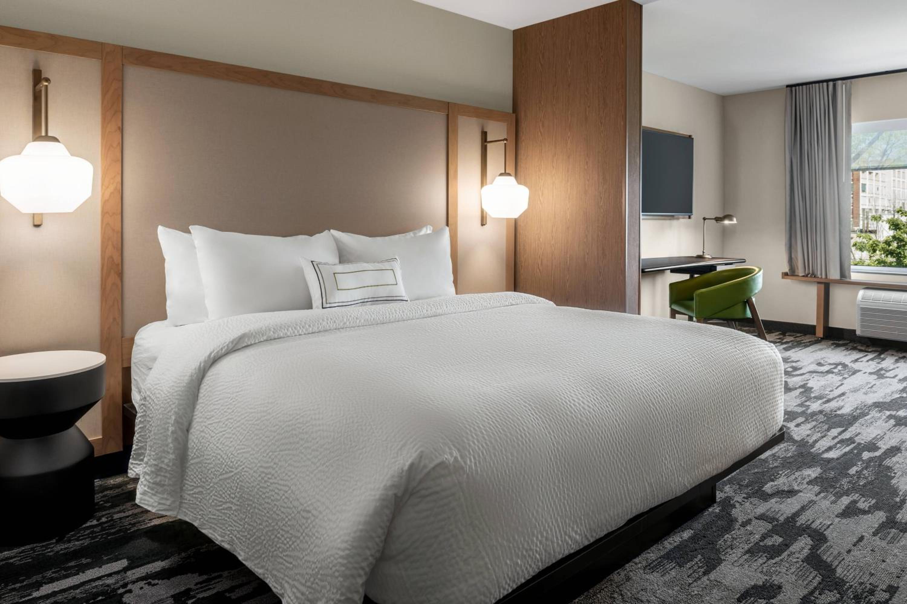 Guest room, 1 King, City view