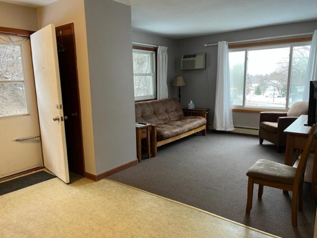 One-Bedroom Apartment - Photo 1