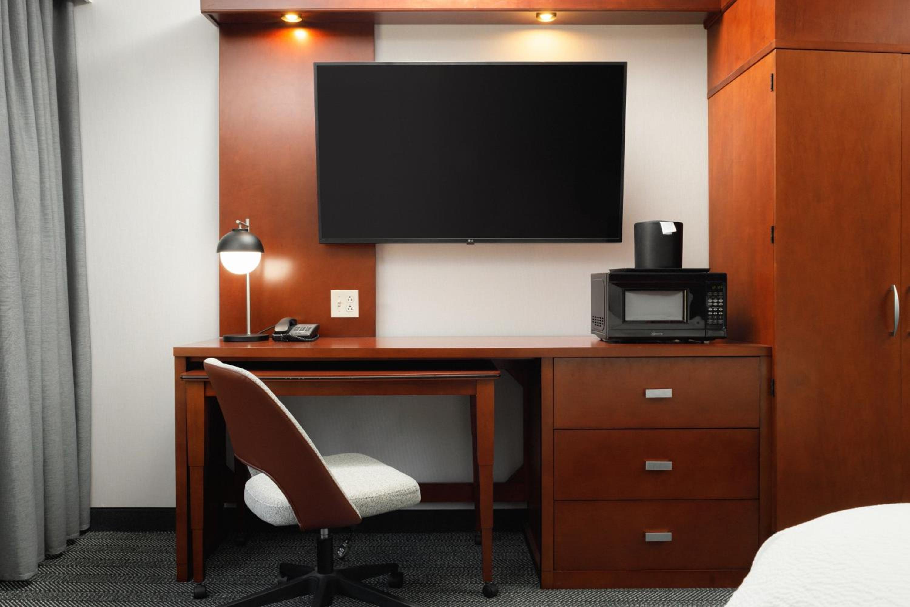 King Room with Sofa Bed - Photo 4
