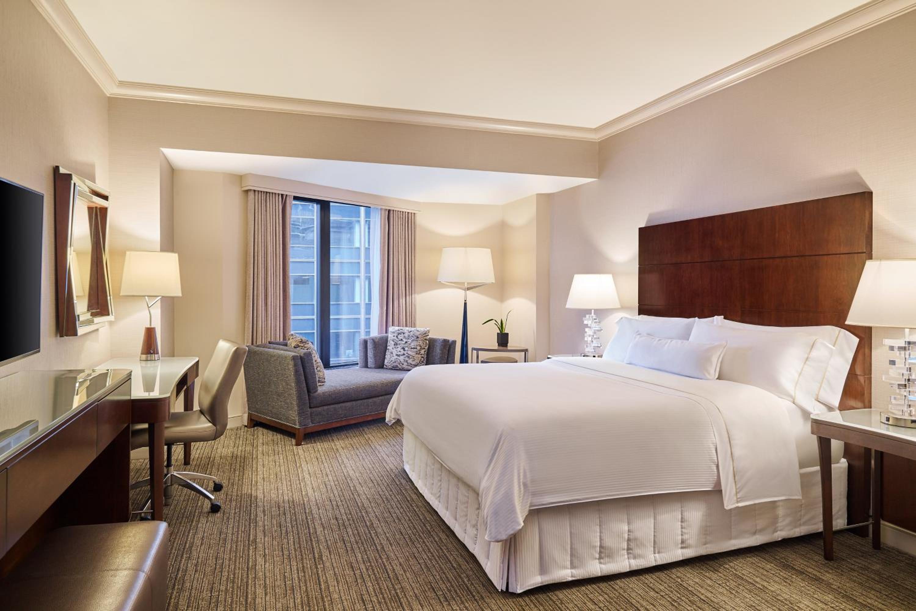 Deluxe King Room with City View - Photo 1