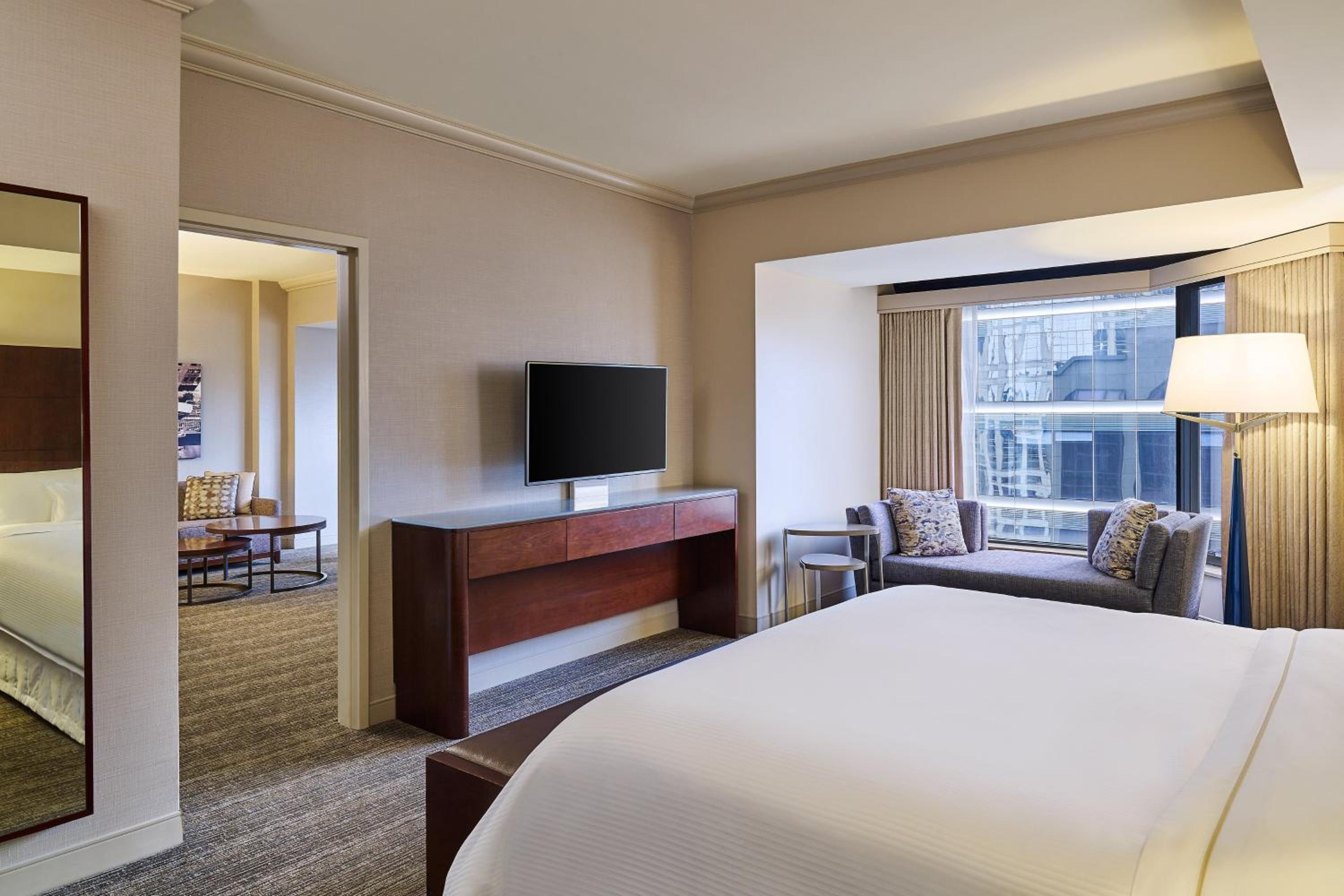 Deluxe, Club level, Suite, 1 King - Photo 1