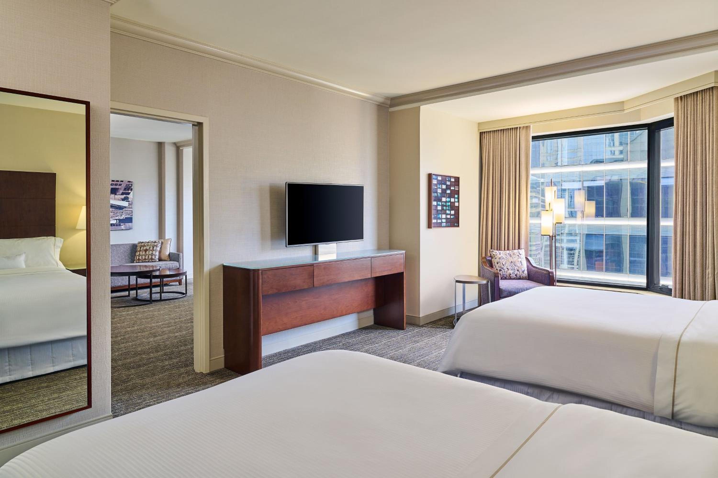 Deluxe Suite - Club Lounge Access