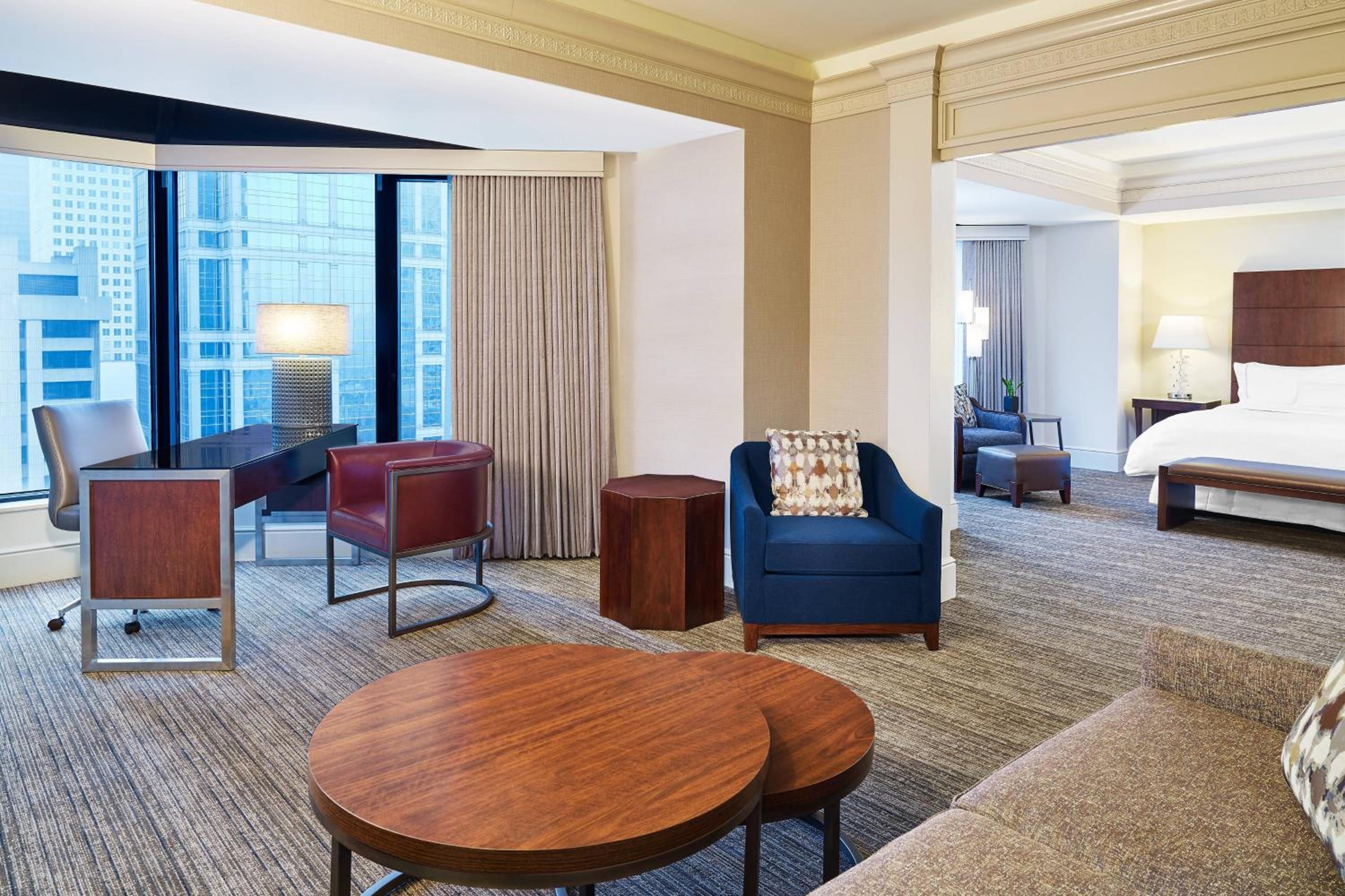 Deluxe, Club level, Suite, 1 King - Photo 3