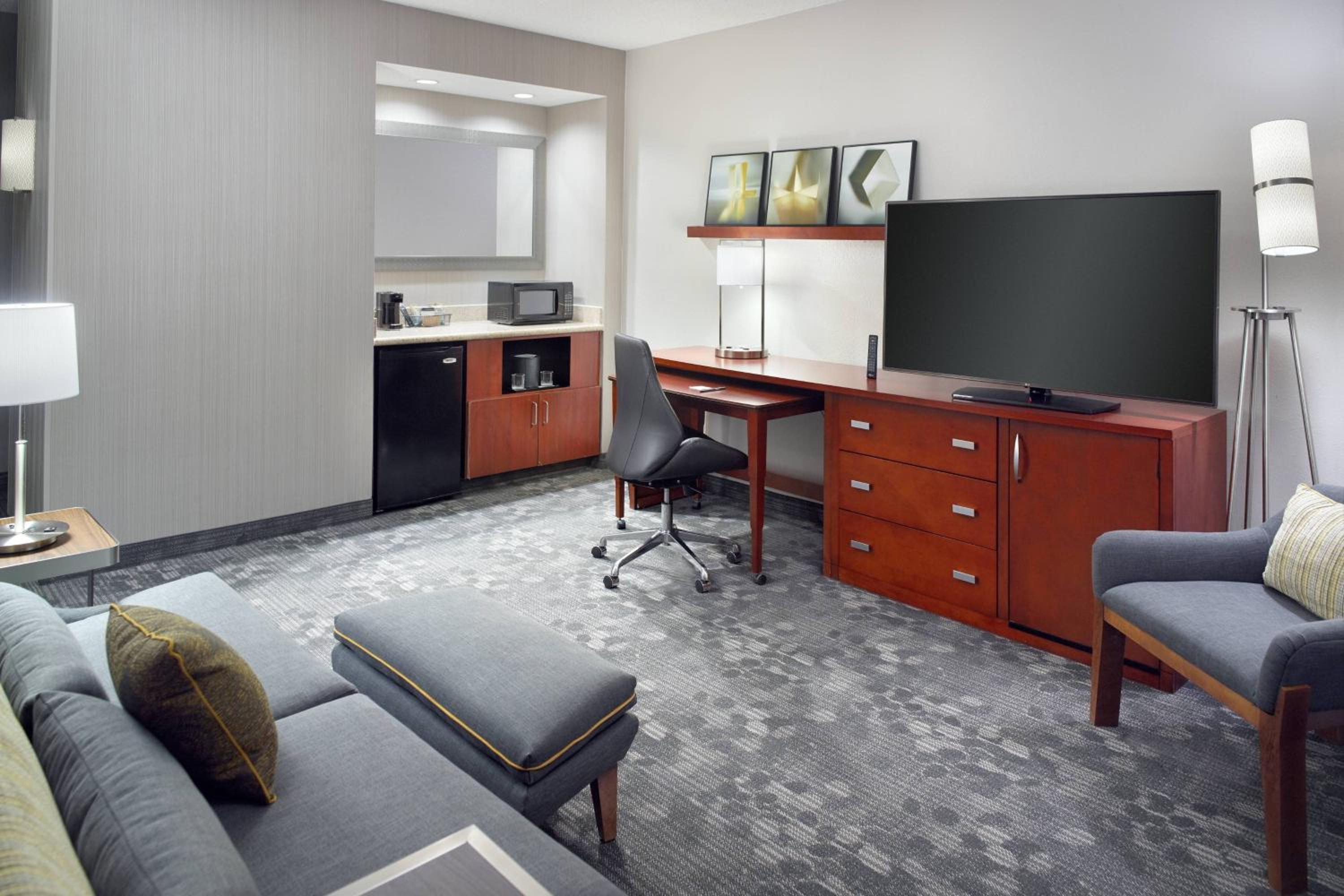 King Suite - Non-Smoking - Photo 5
