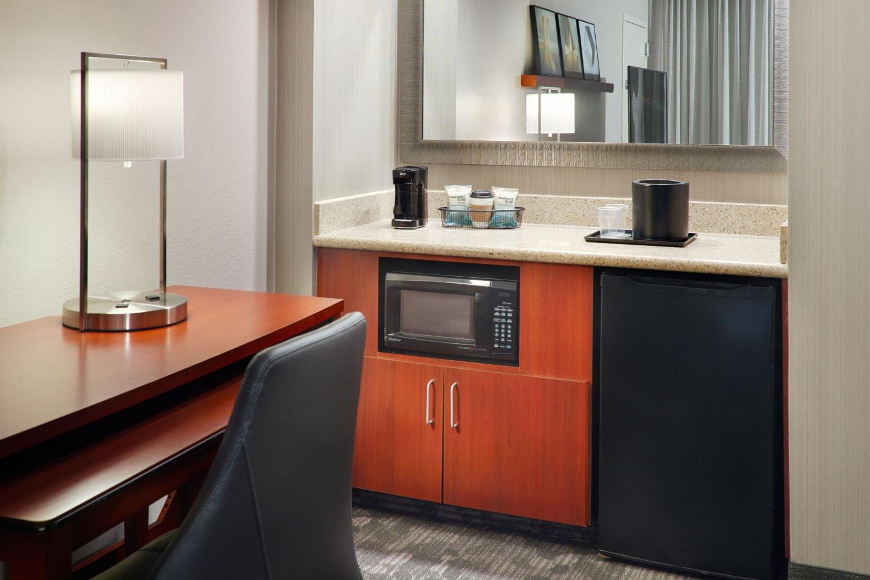 King Suite - Non-Smoking - Photo 6