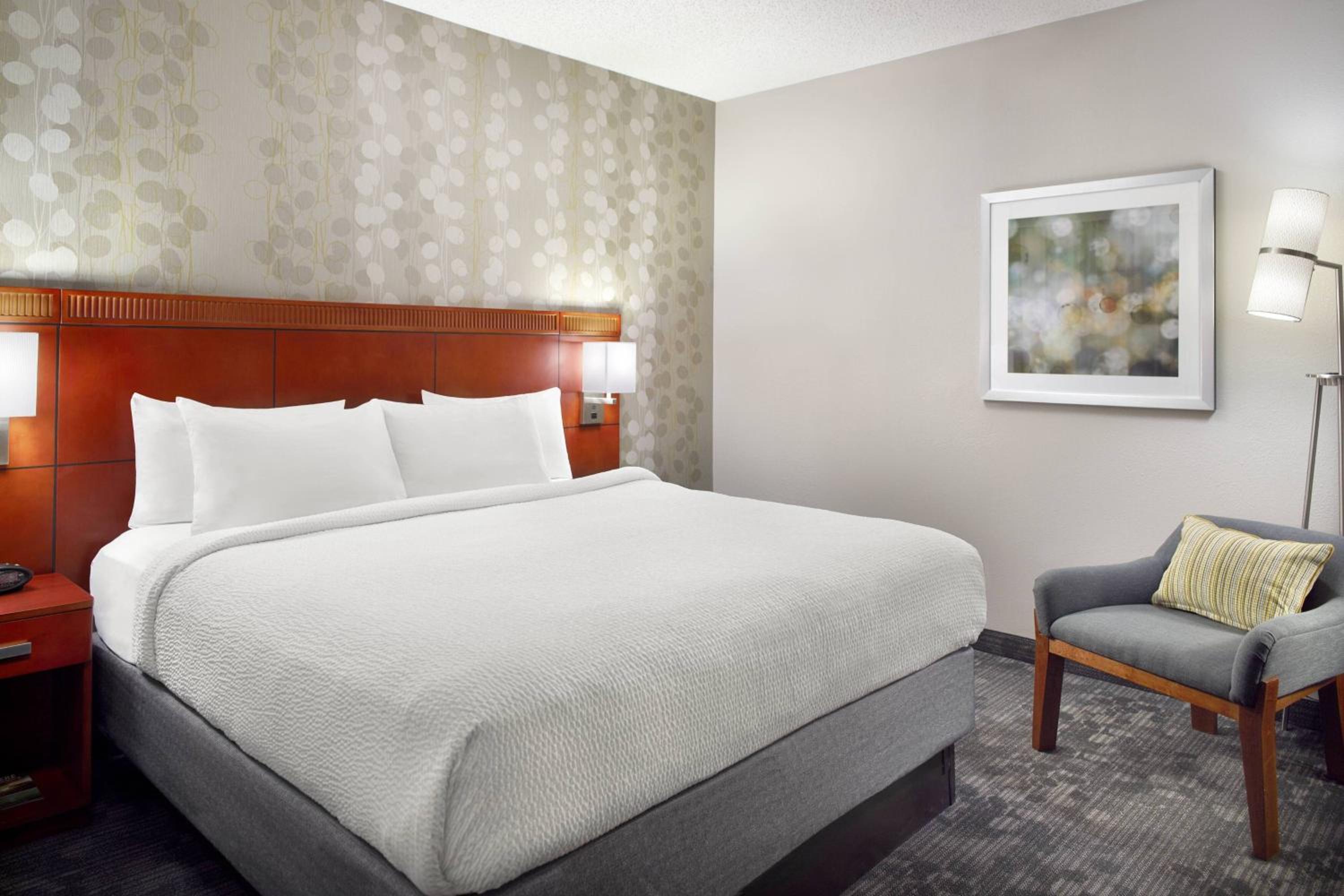 King Room with Sofa Bed - Photo 7