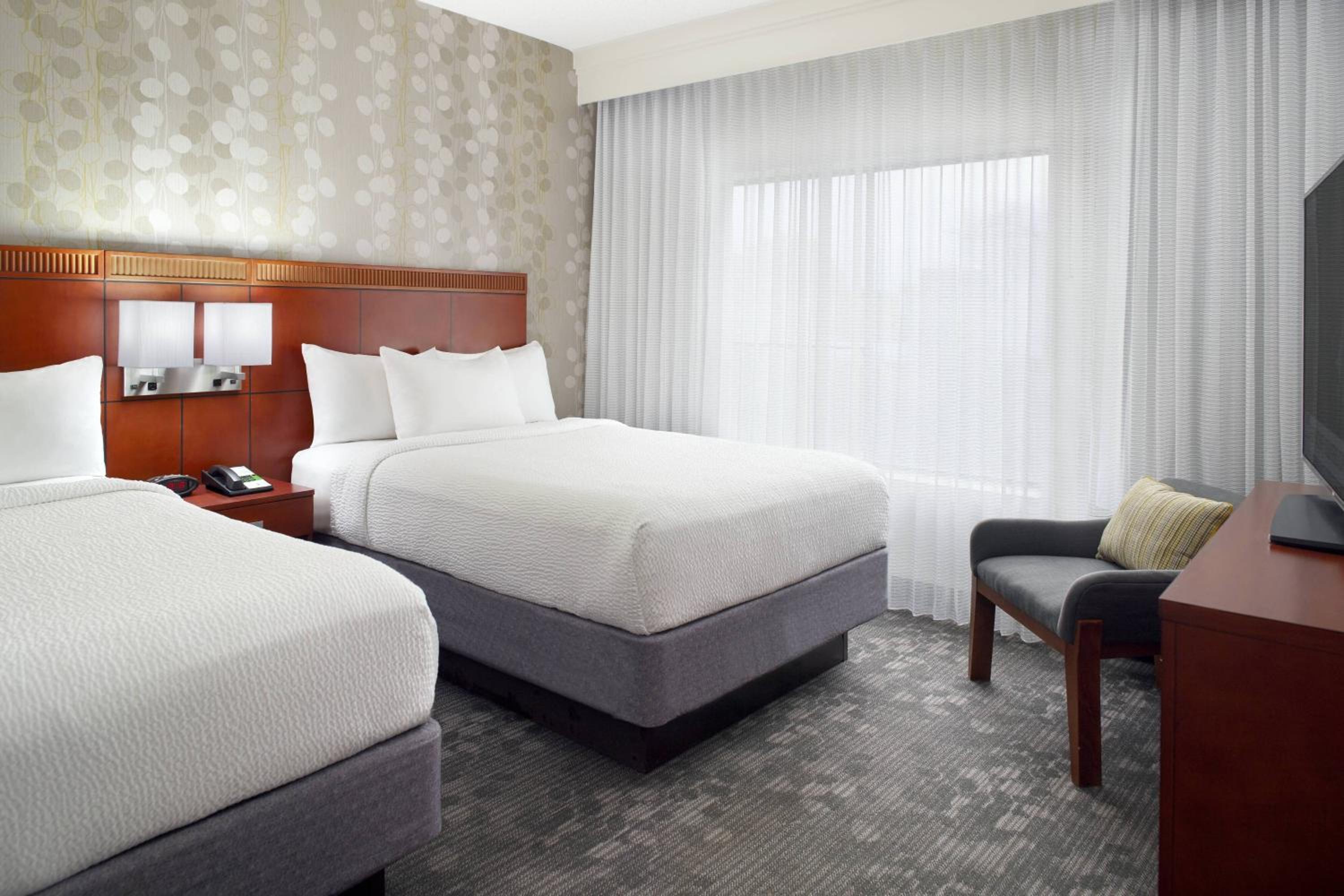 Queen Room with Two Queen Beds - Photo 6