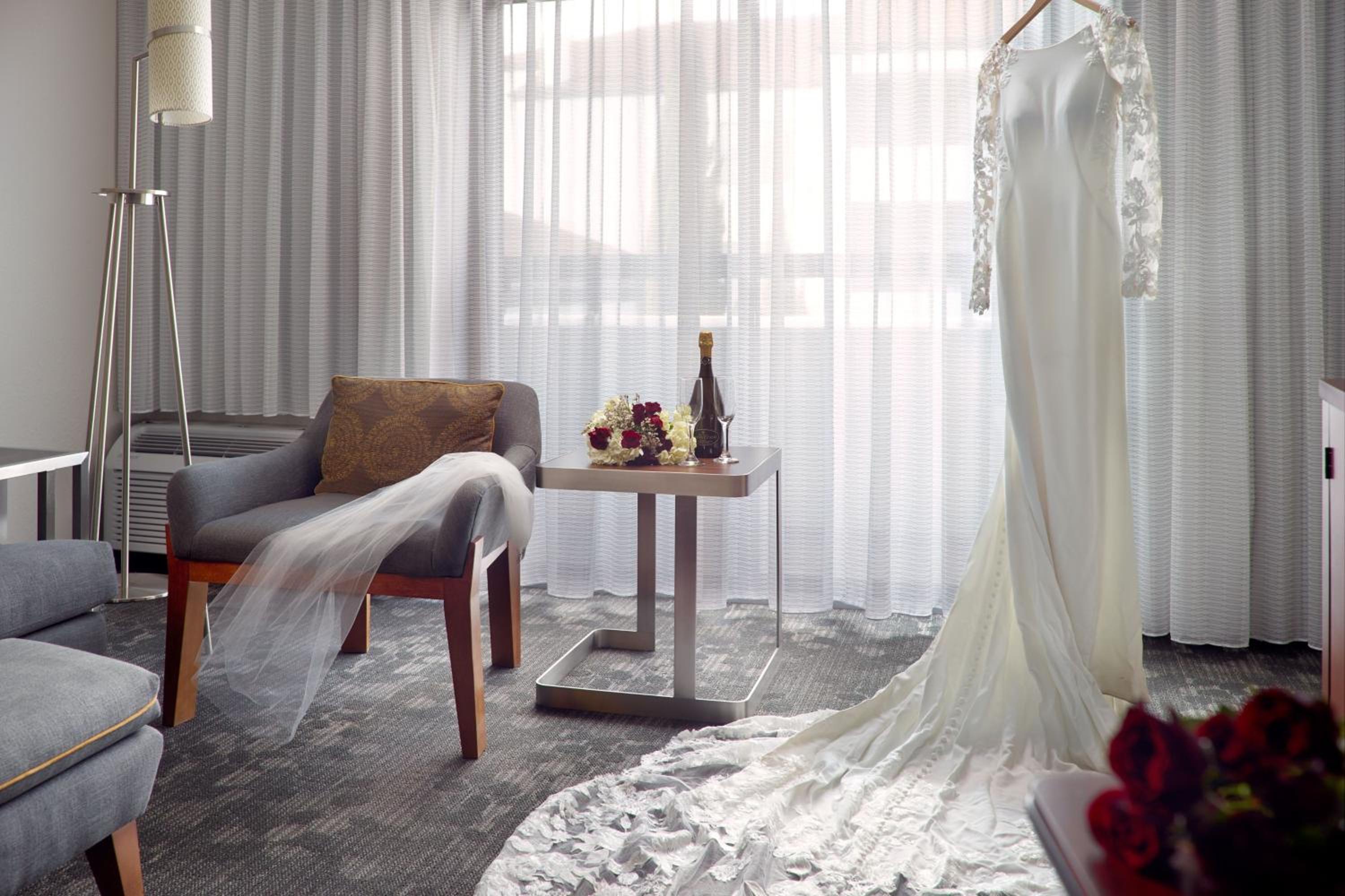 King Suite - Non-Smoking - Photo 8