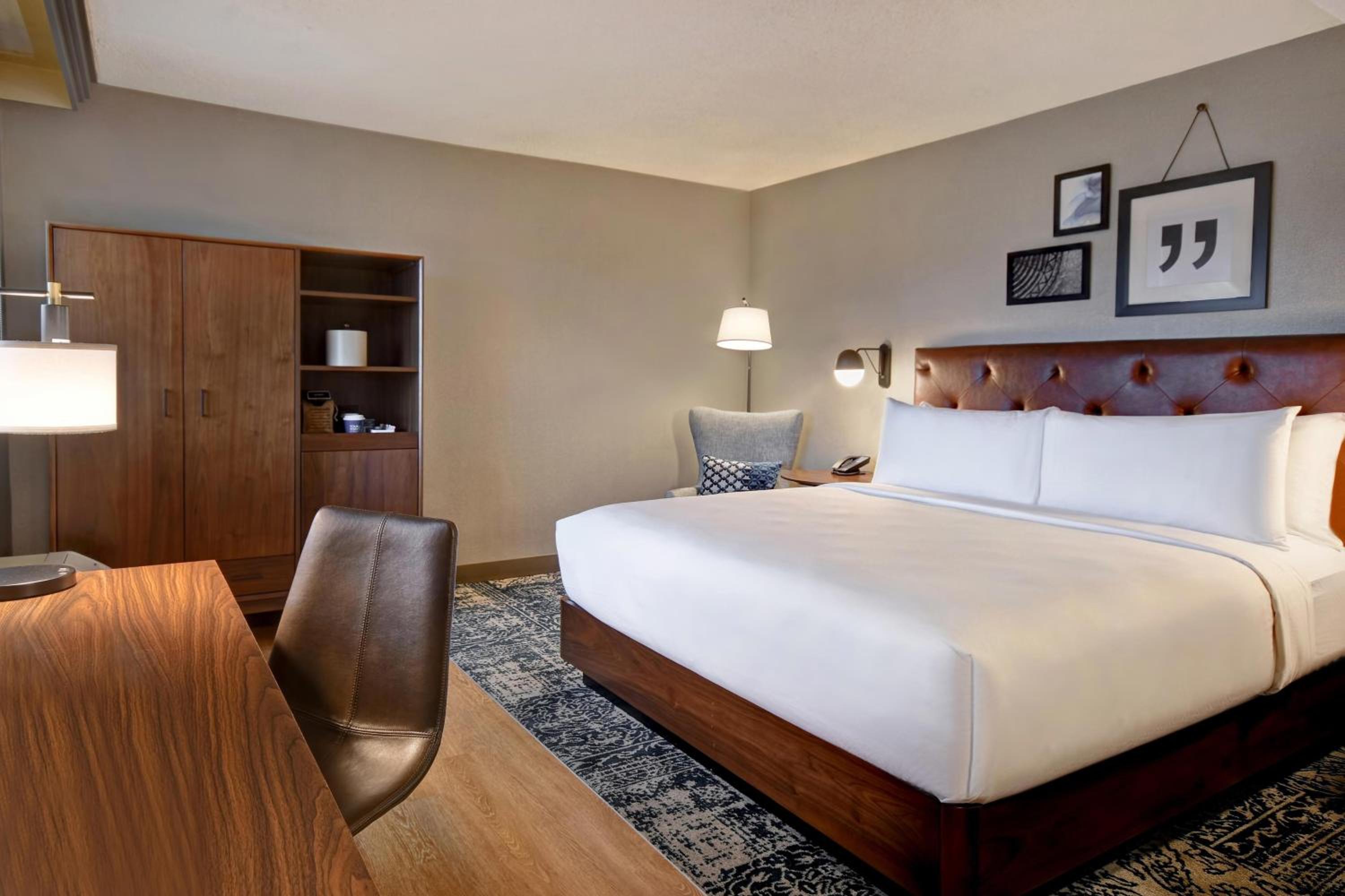 Room, 1 King Bed (Mobility/Hearing Accessible, Tub)