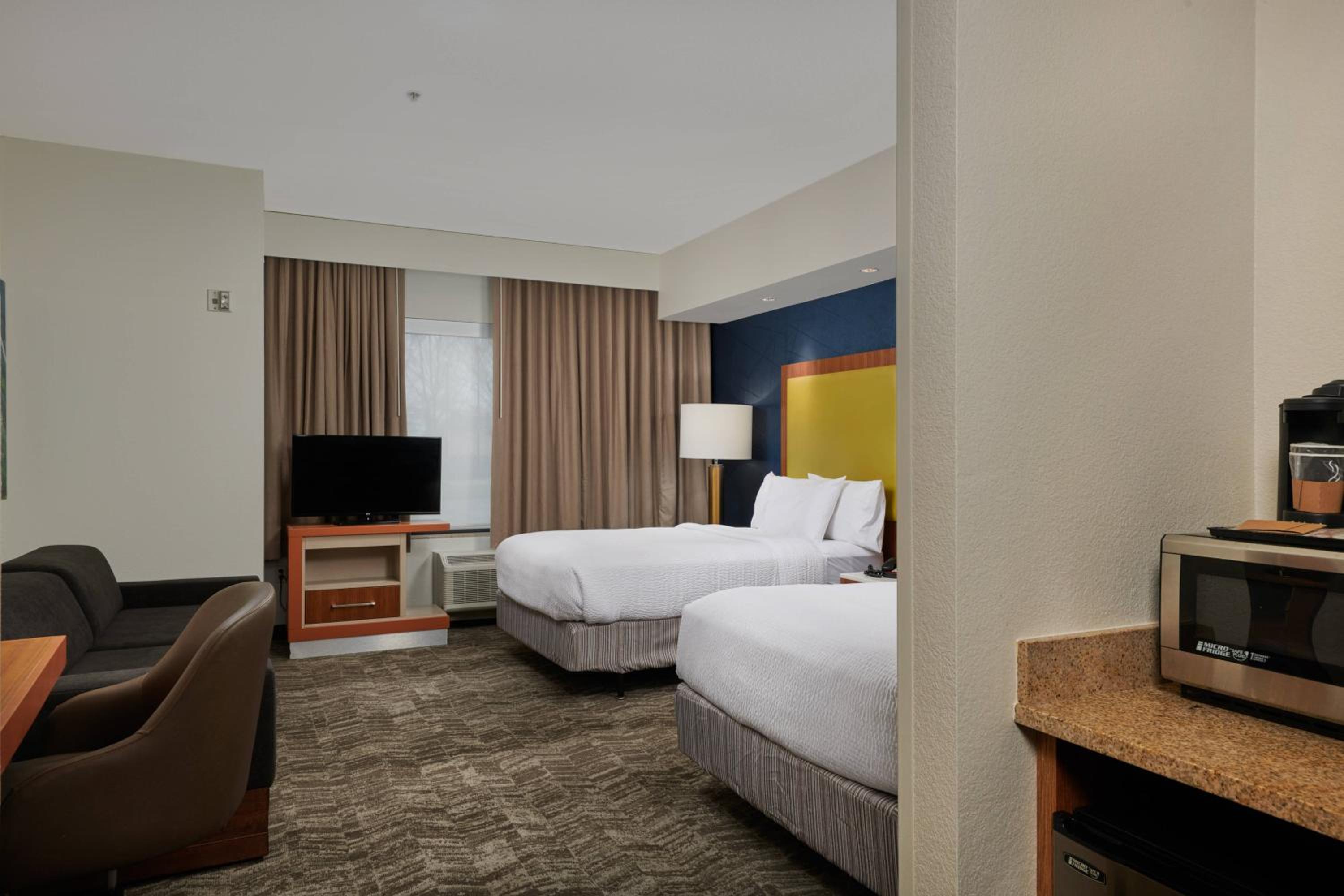 King Room with Sofa Bed - Photo 3