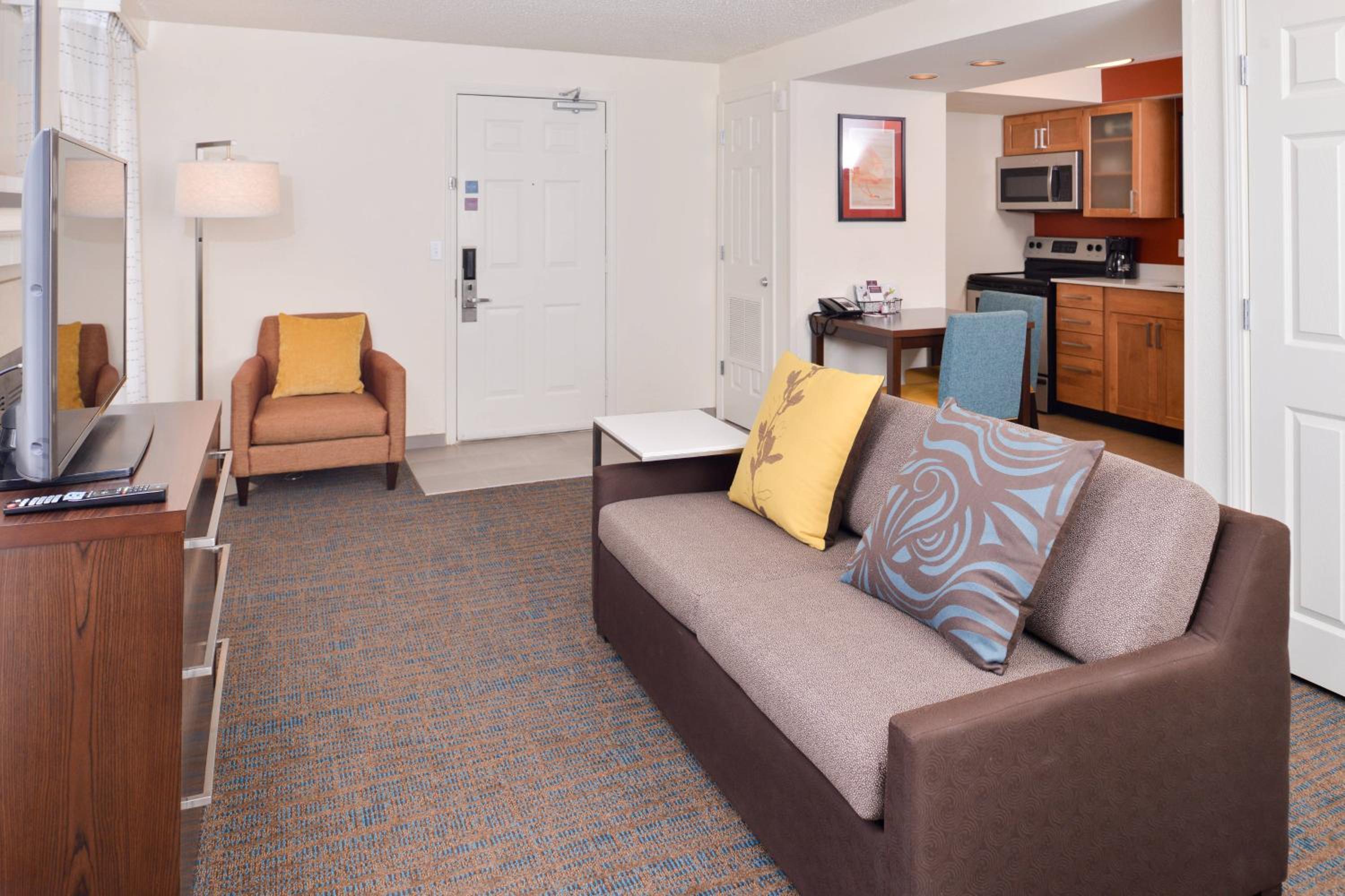 One-Bedroom Queen Suite photo 1