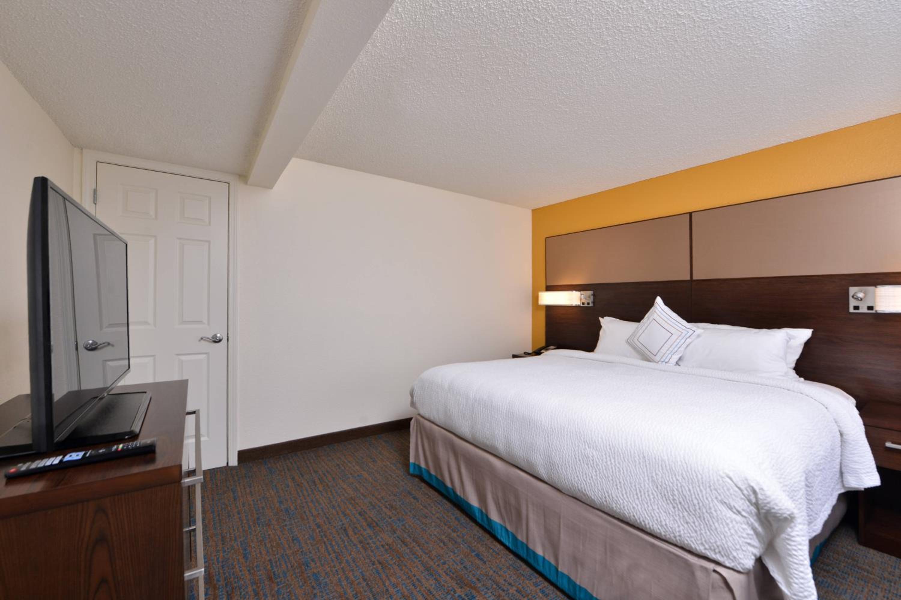 One-Bedroom Queen Suite photo 3