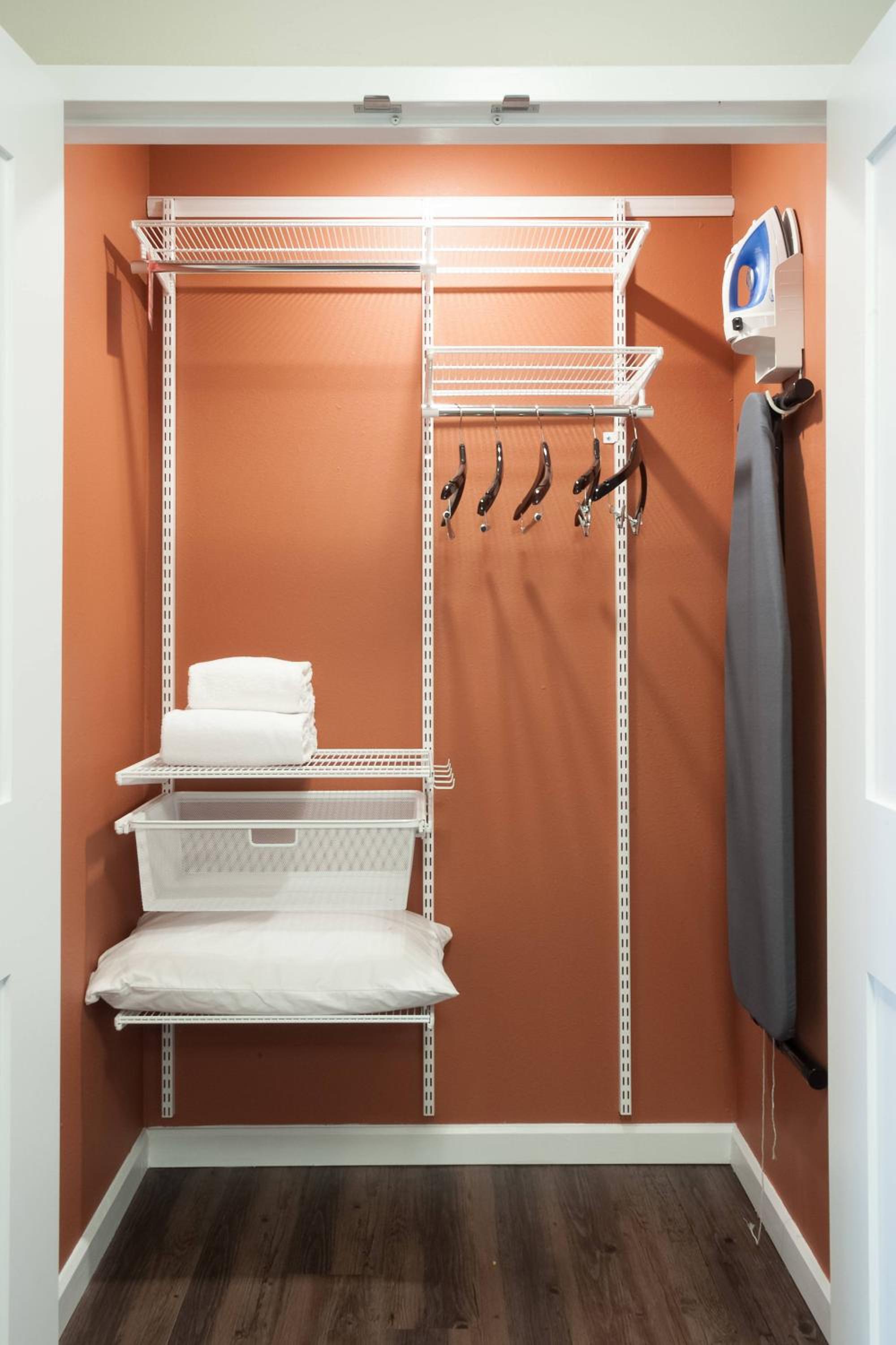 Queen Studio with Adapted Tub - Mobility Accessible photo 2