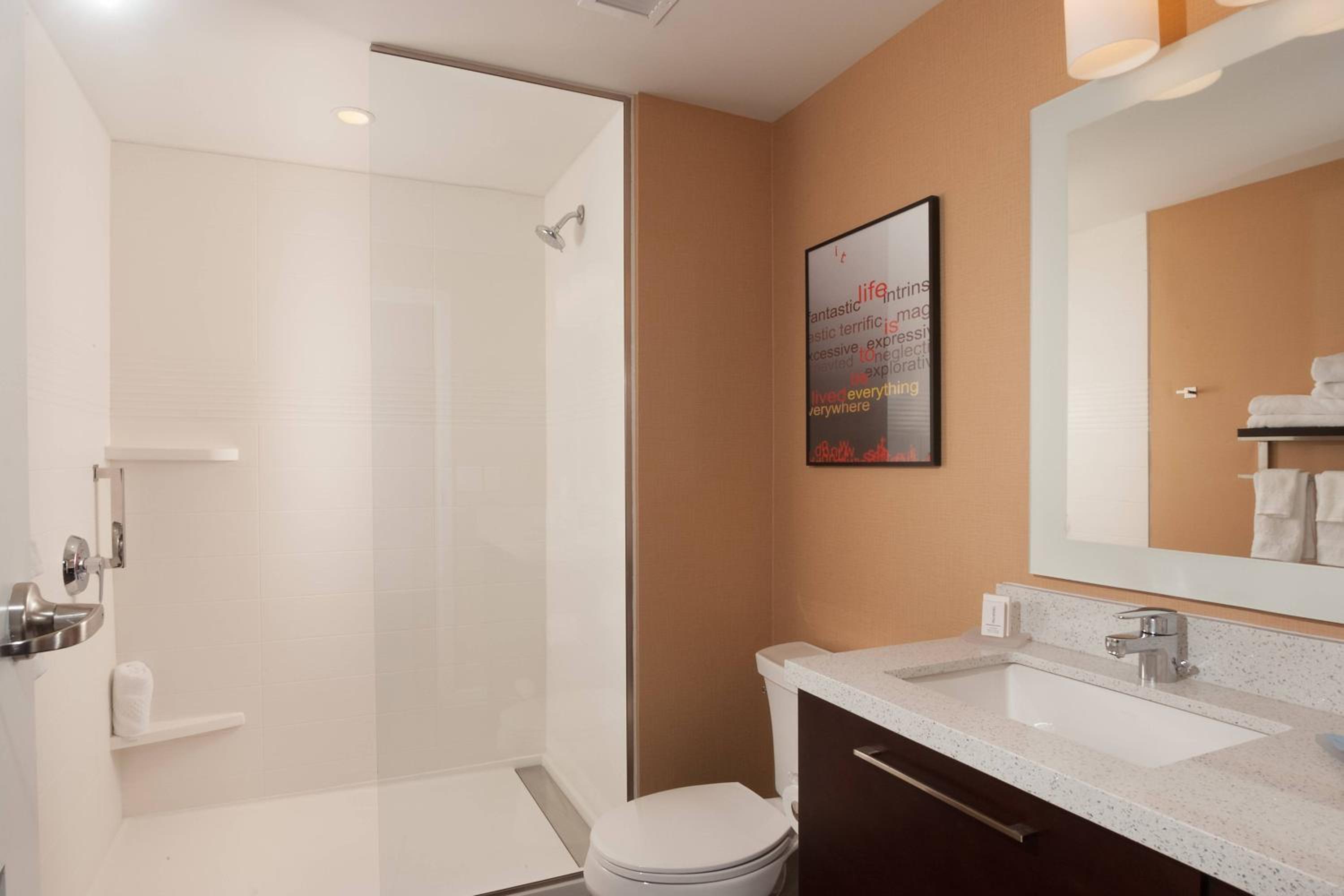 Queen Studio with Adapted Tub - Mobility Accessible photo 3