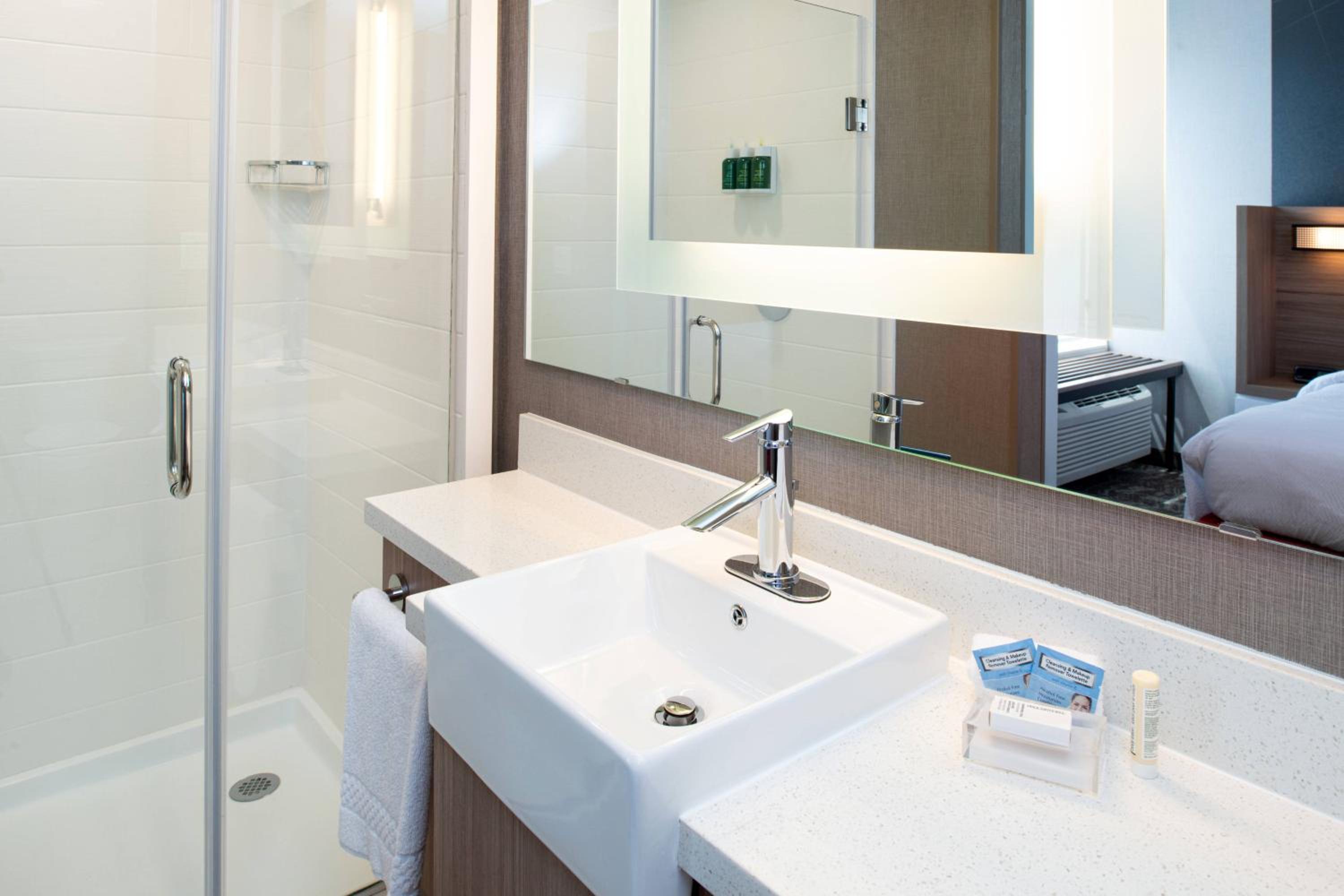 King Suite with Sofa Bed and Adapted Tub - Mobility and Hearing Accessible - Photo 3
