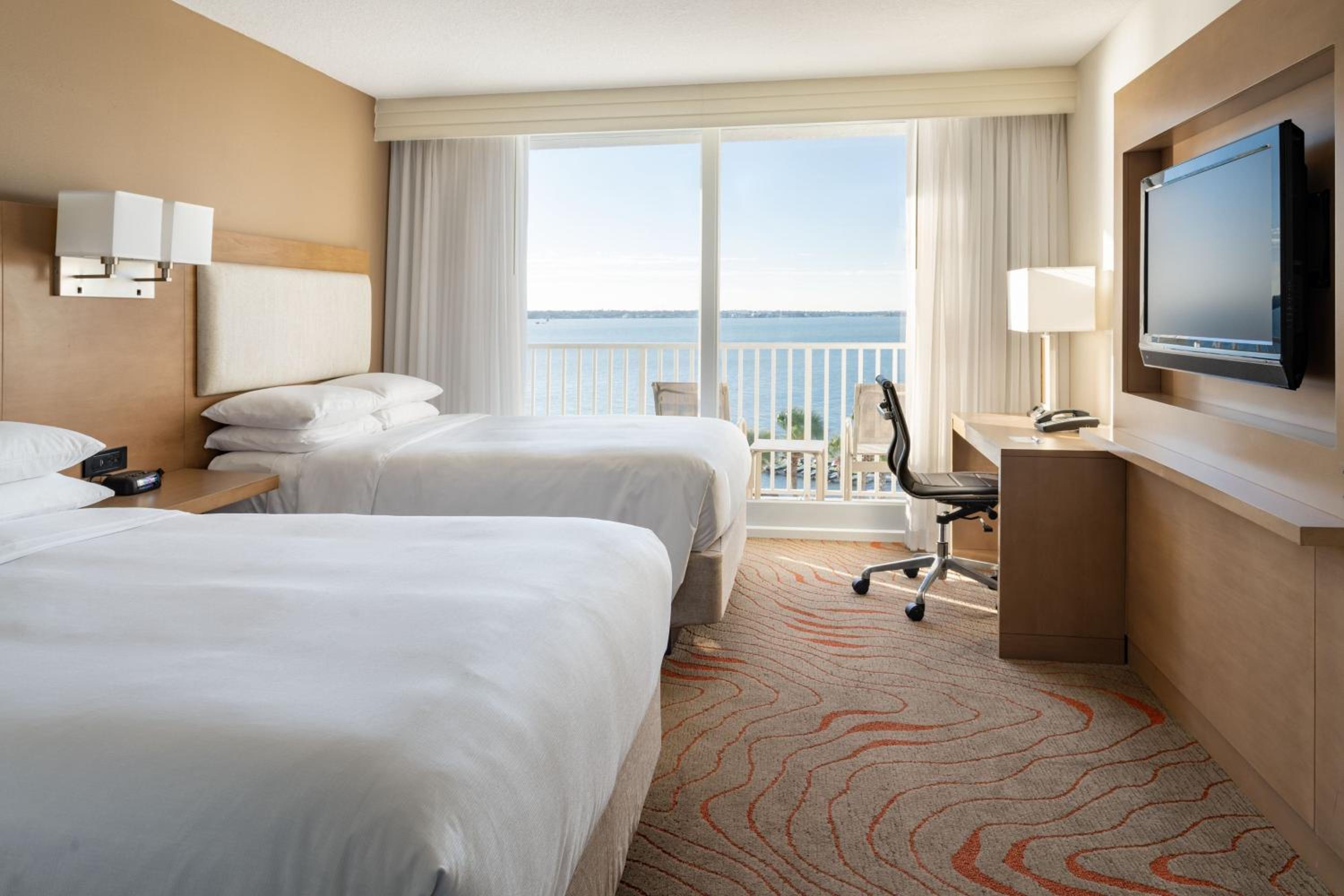 1 Bedroom 2 room Suite, 2 Double, Sofa Bed, Waterfront View, Balcony    - Photo 1