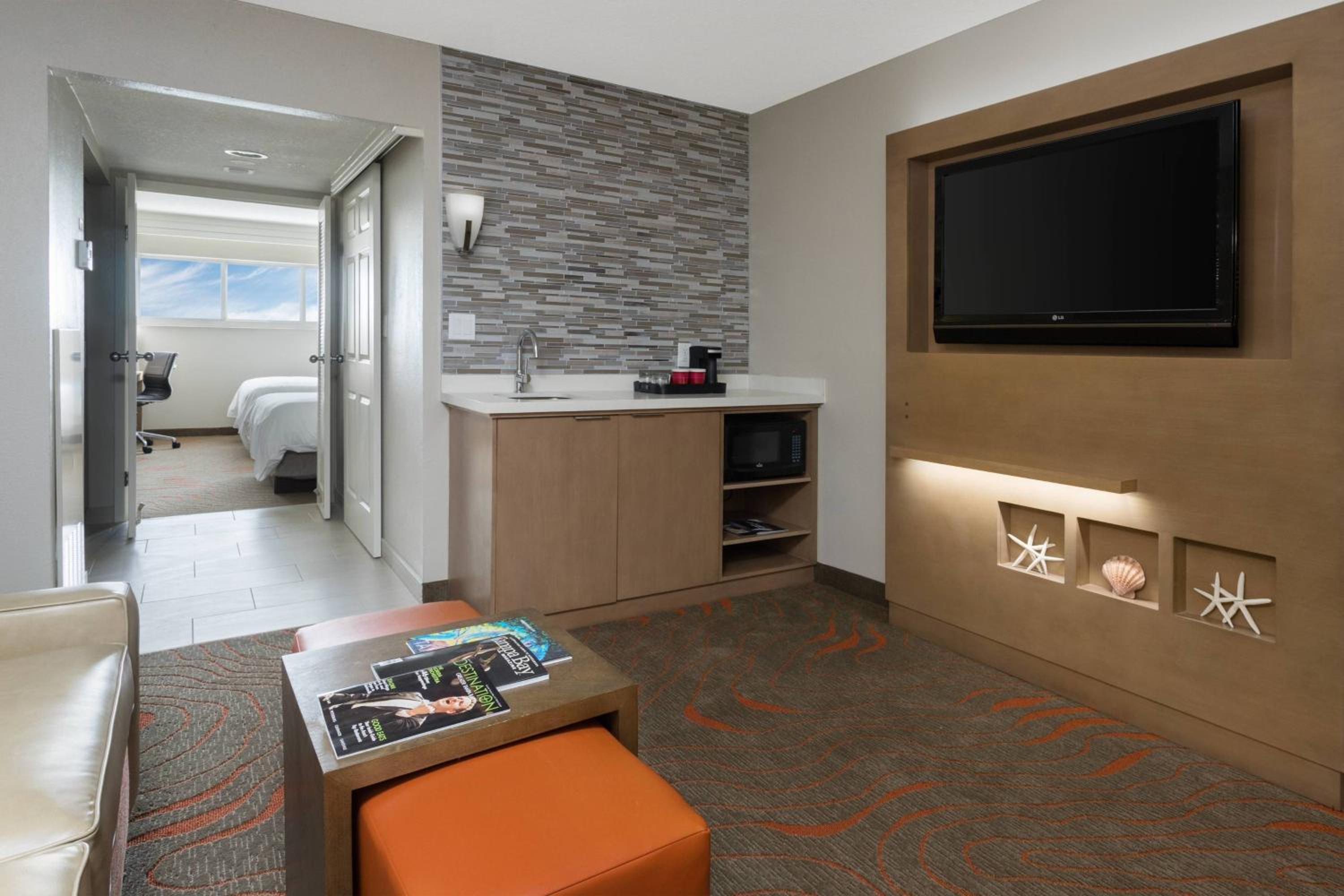1 Bedroom 2 room Suite, 2 Double, Sofa Bed, High Floor, Waterfront View, Balcony - Photo 8
