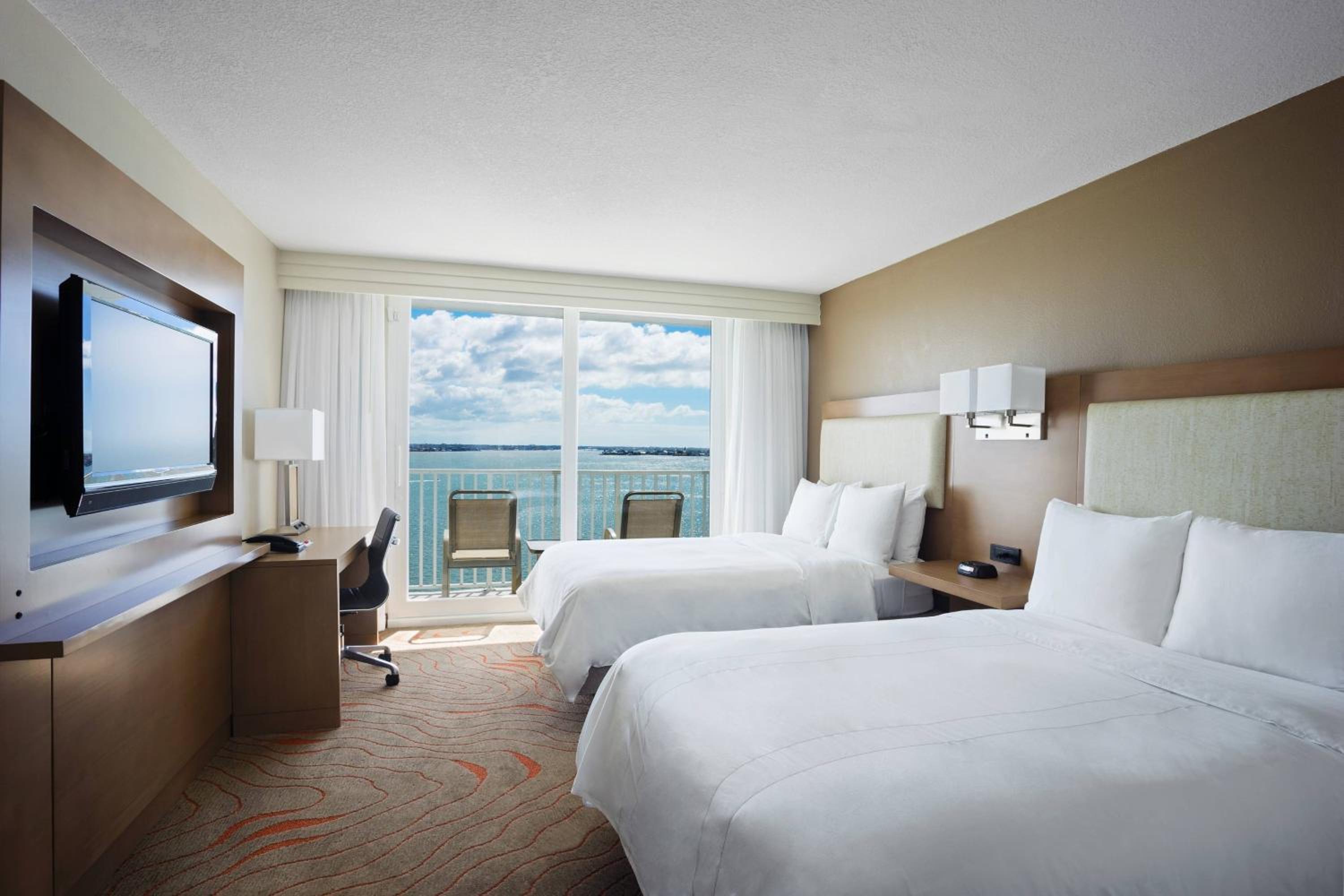 1 Bedroom 2 room Suite, 2 Double, Sofa Bed, High Floor, Waterfront View, Balcony - Photo 2