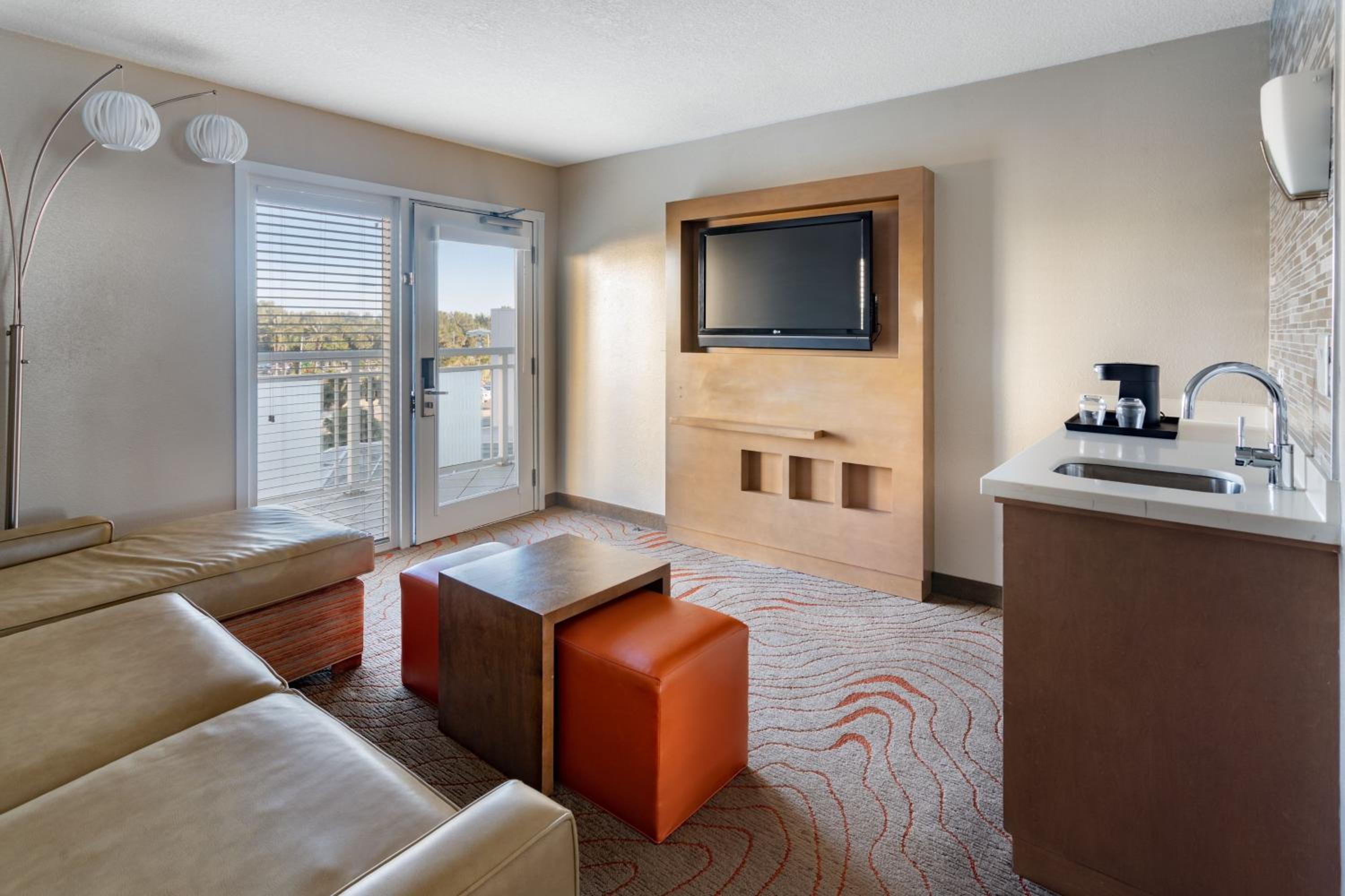 1 Bedroom 2 room Suite, 2 Double, Sofa Bed, Waterfront View, Balcony    - Photo 6