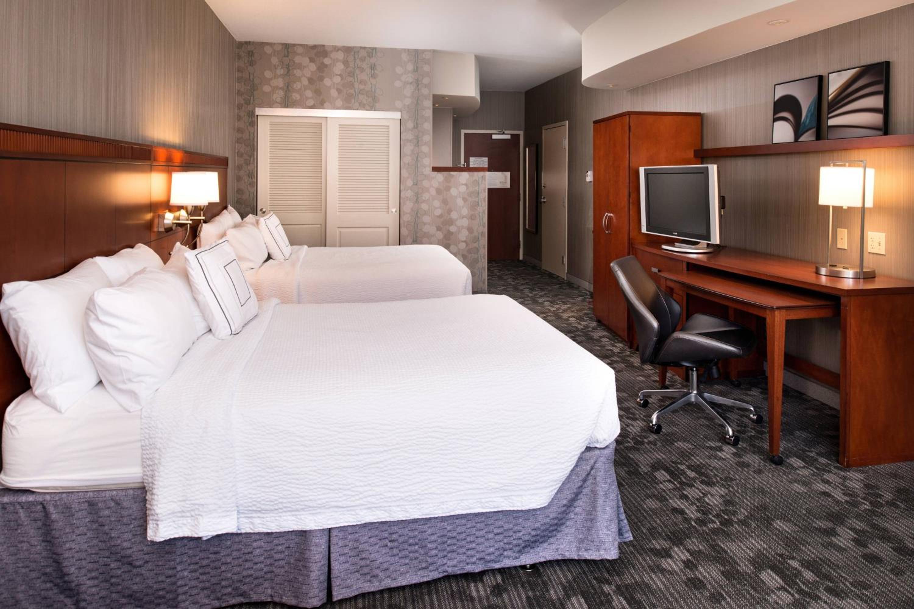Queen Room with Two Queen Beds - Photo 3