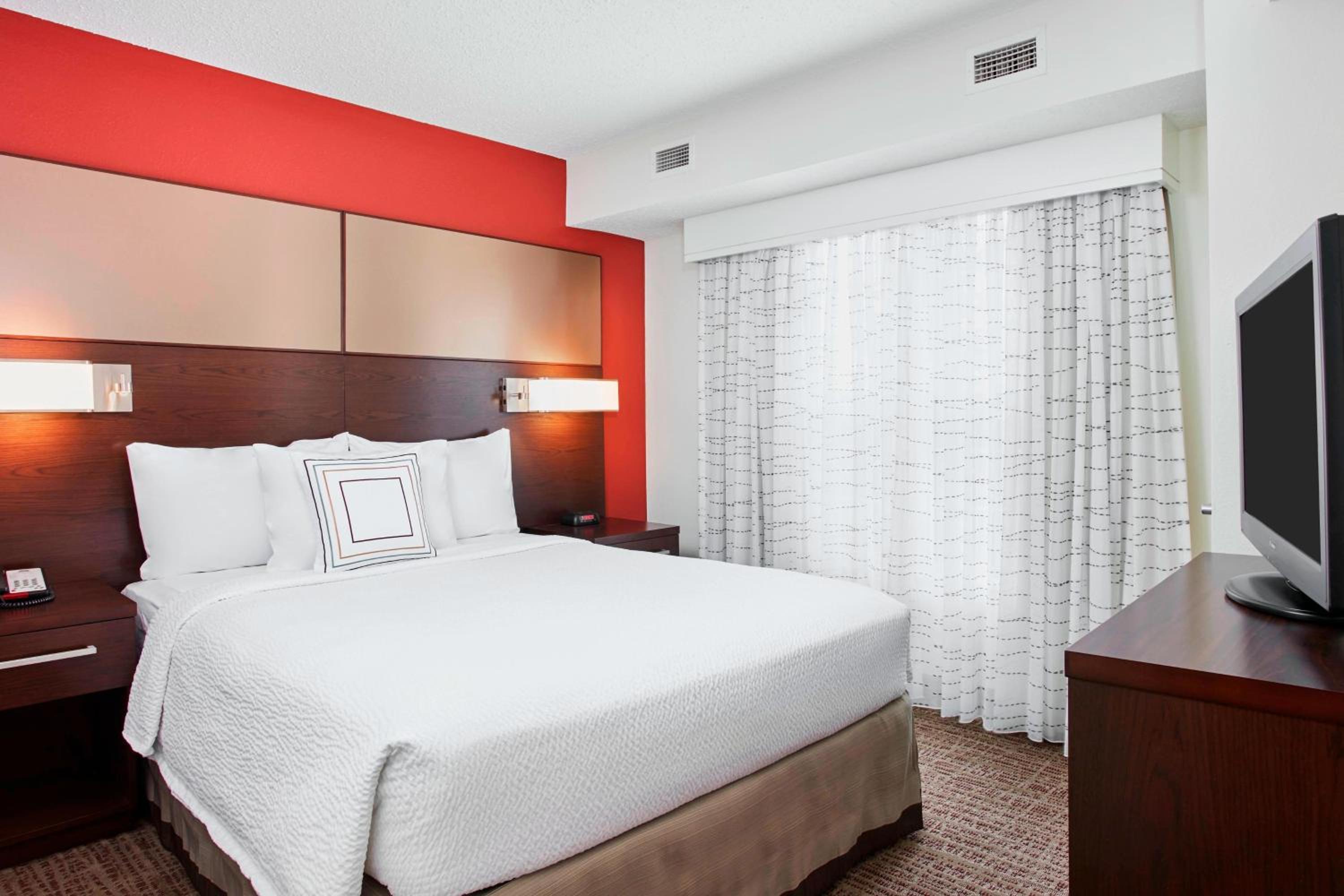 One-Bedroom Suite - Photo 3