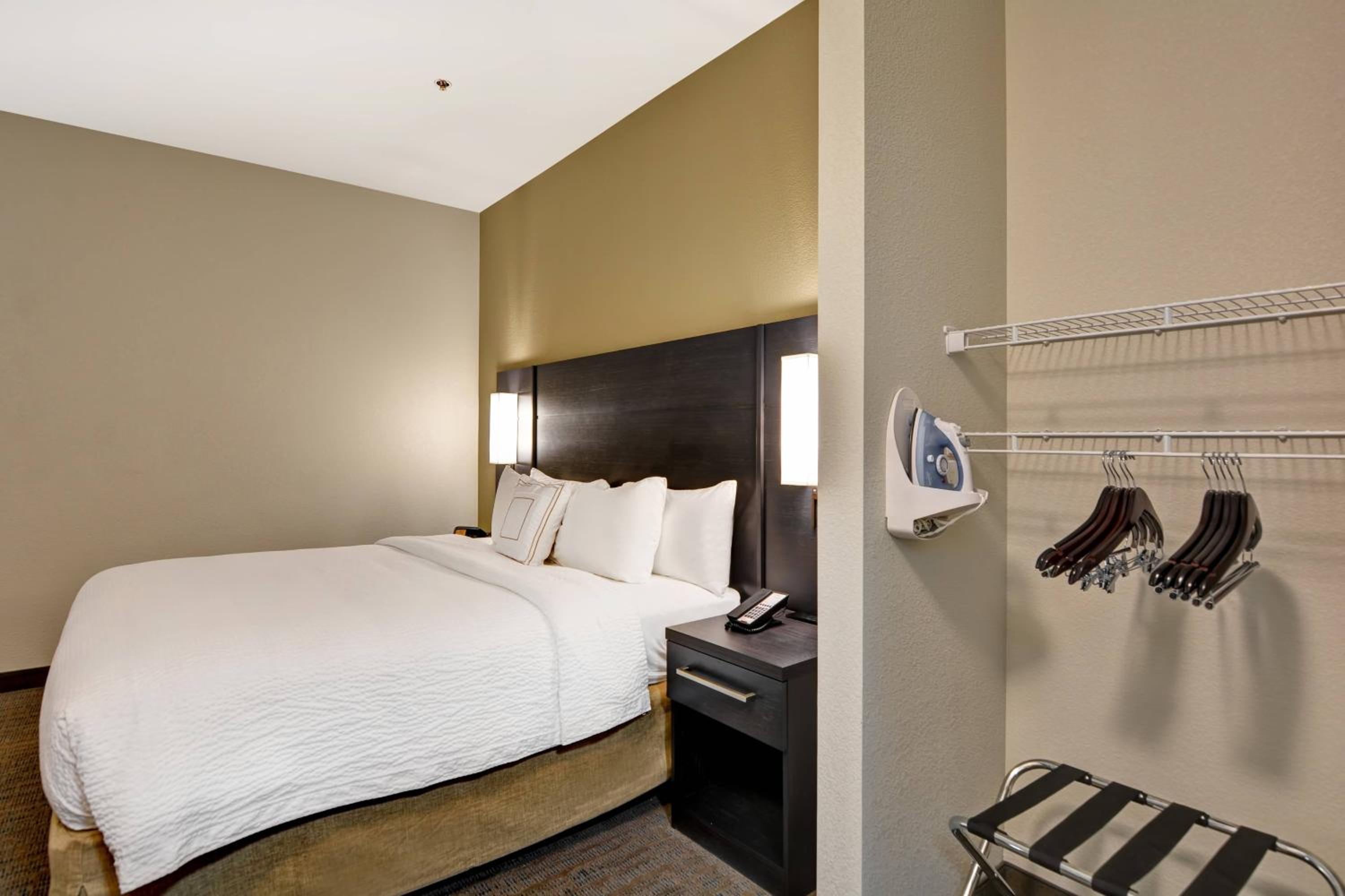1 Bedroom Suite, 1 King - Photo 1