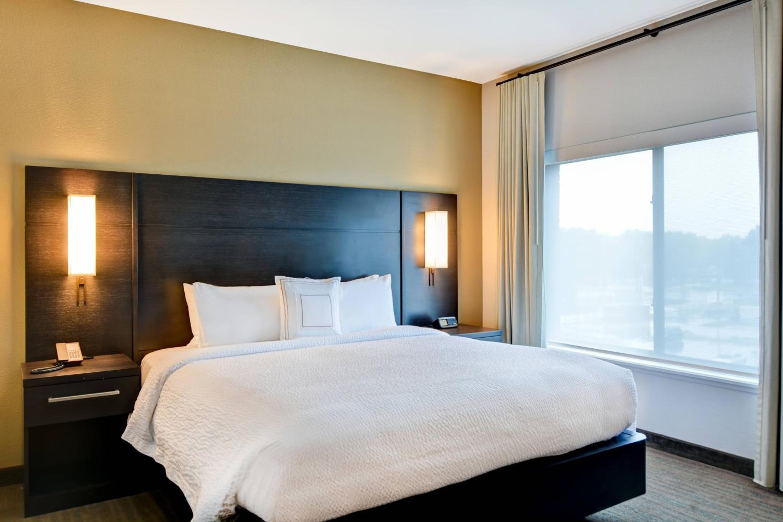 1 Bedroom Suite, 1 King - Photo 2