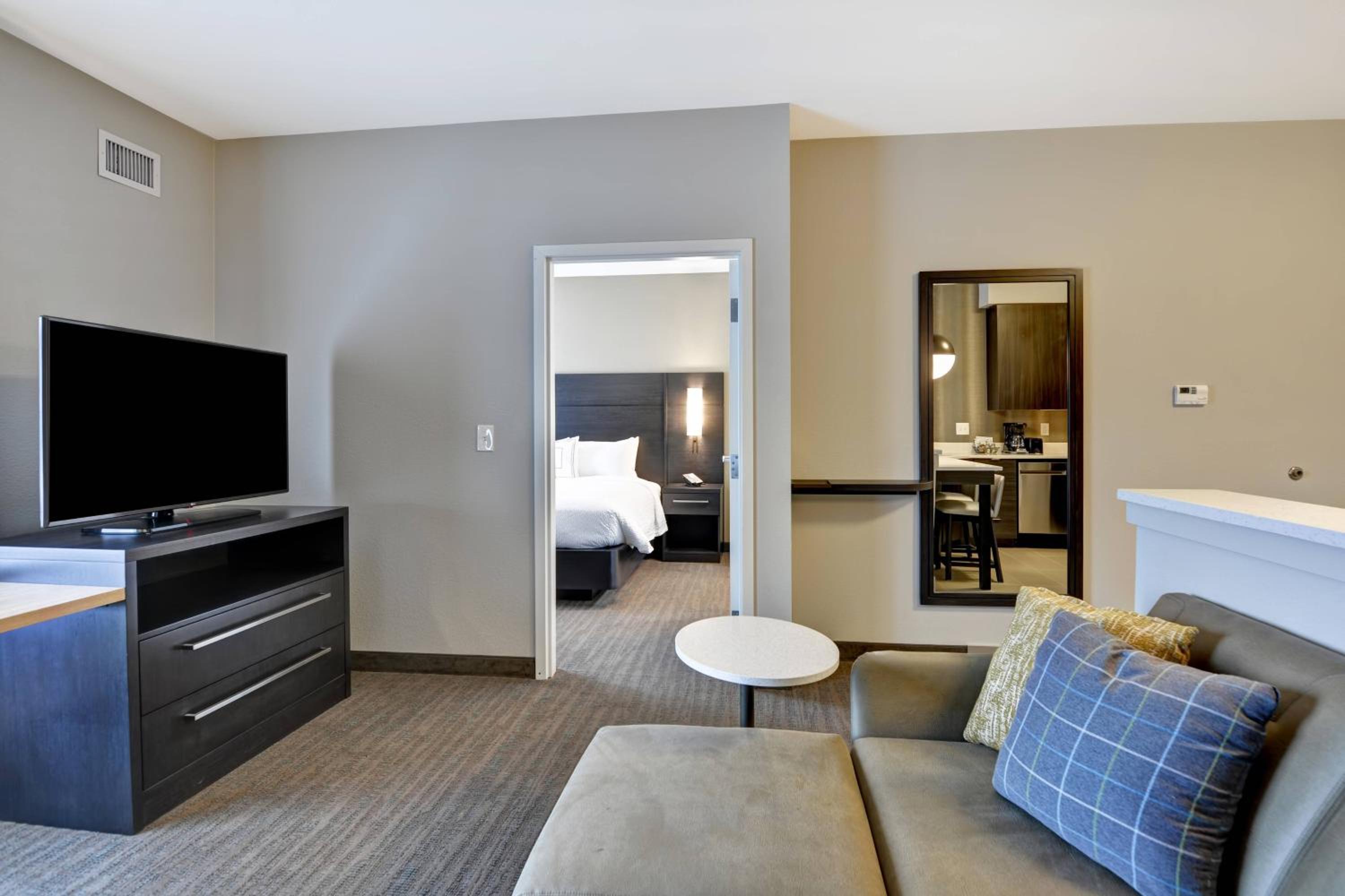1 Bedroom Suite, 1 King - Photo 3