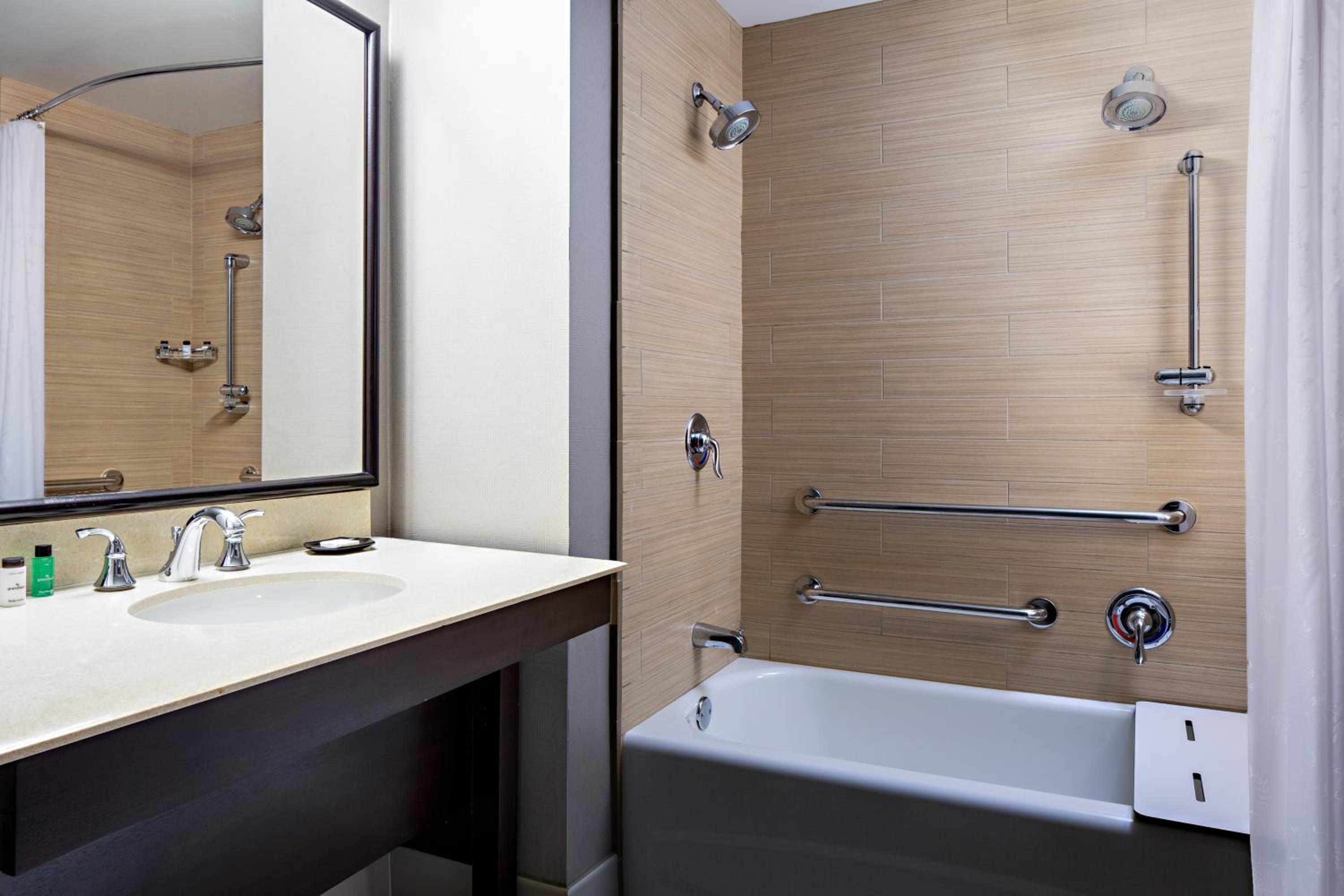 Queen Room with Two Queen Beds and Adapted Tub - Mobility and Hearing Accessible - Photo 2