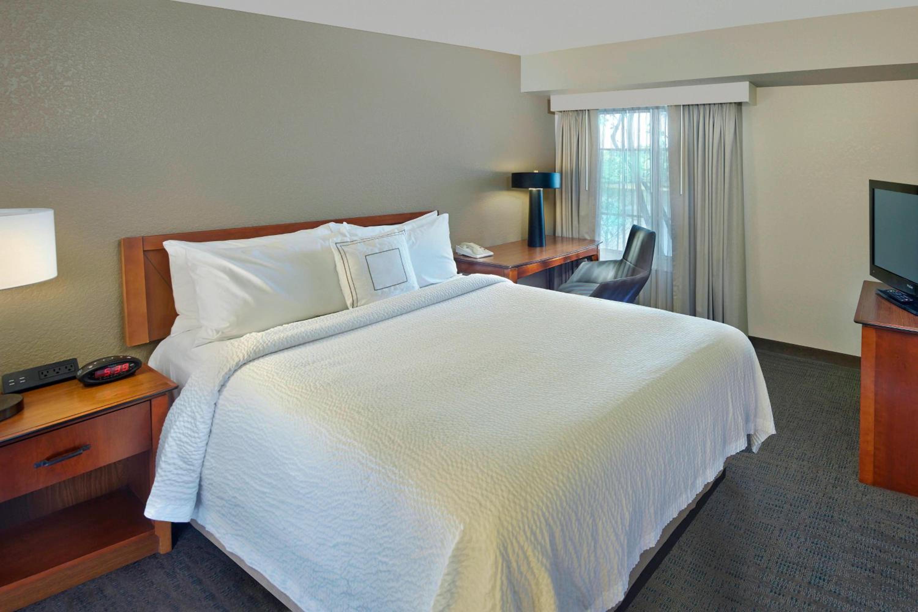 Two-Bedroom Suite - Photo 2