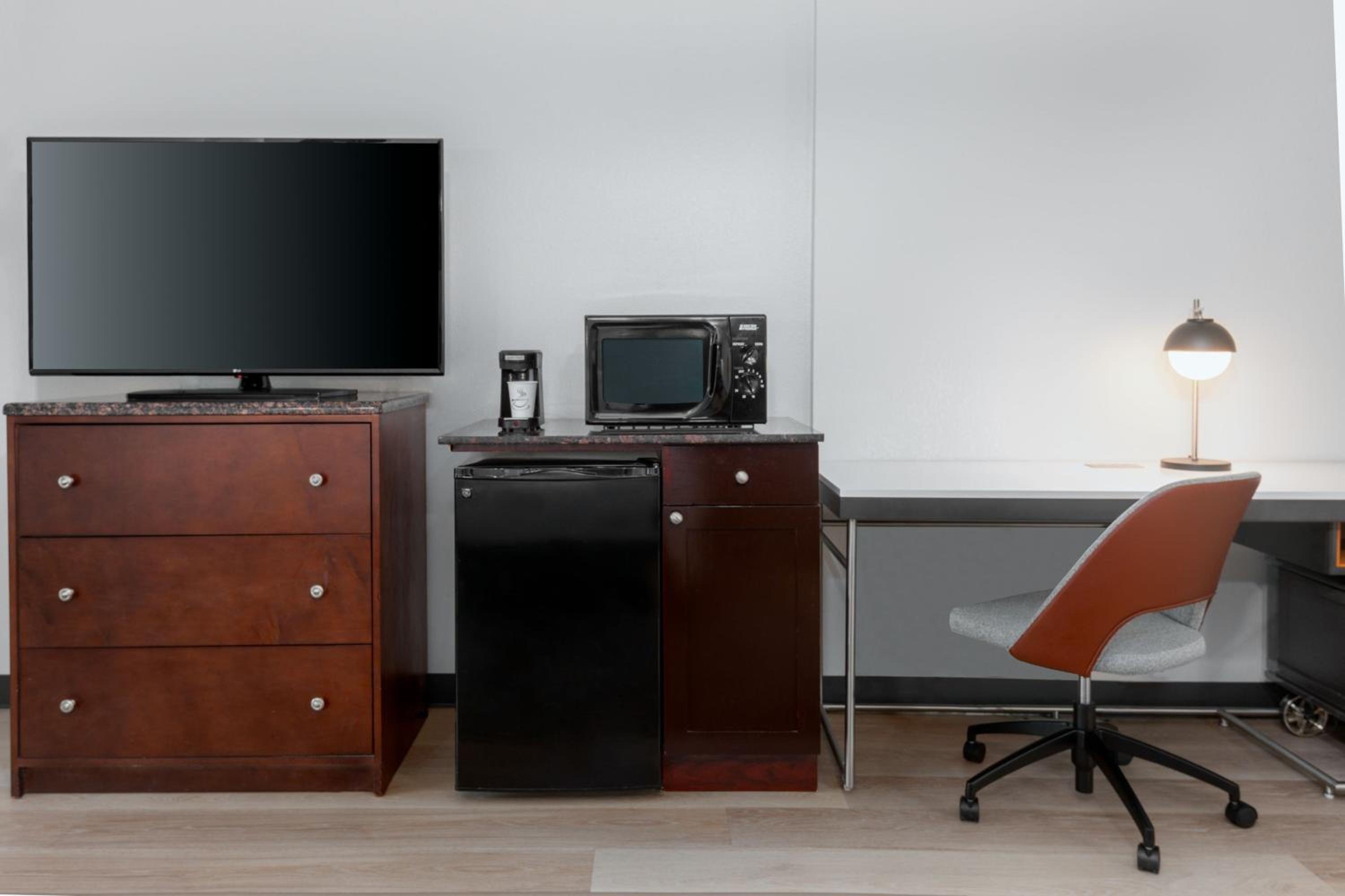 Queen Room with Two Queen Beds and Sofa Bed photo 3