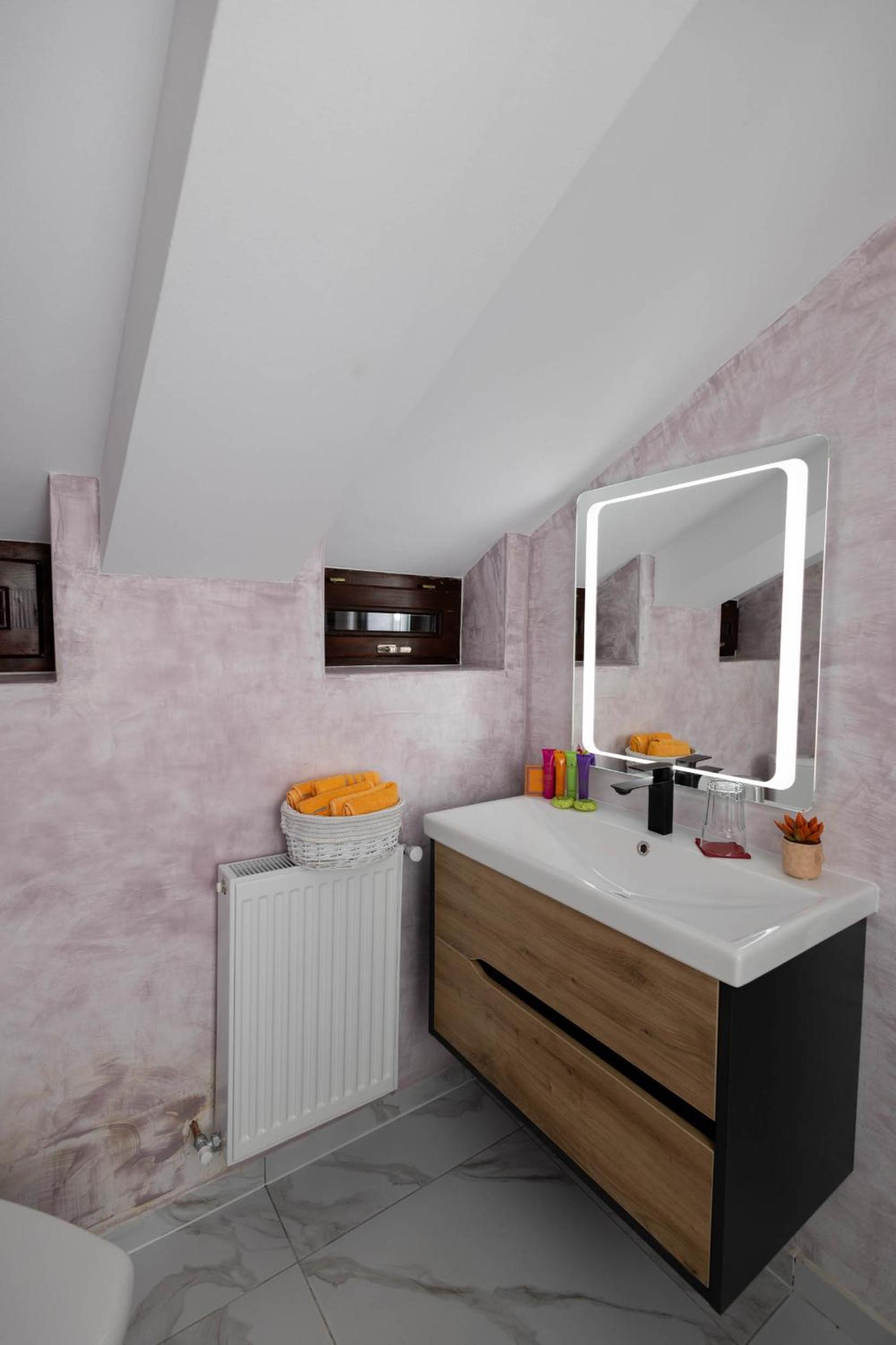 Five-Bedroom House photo 3