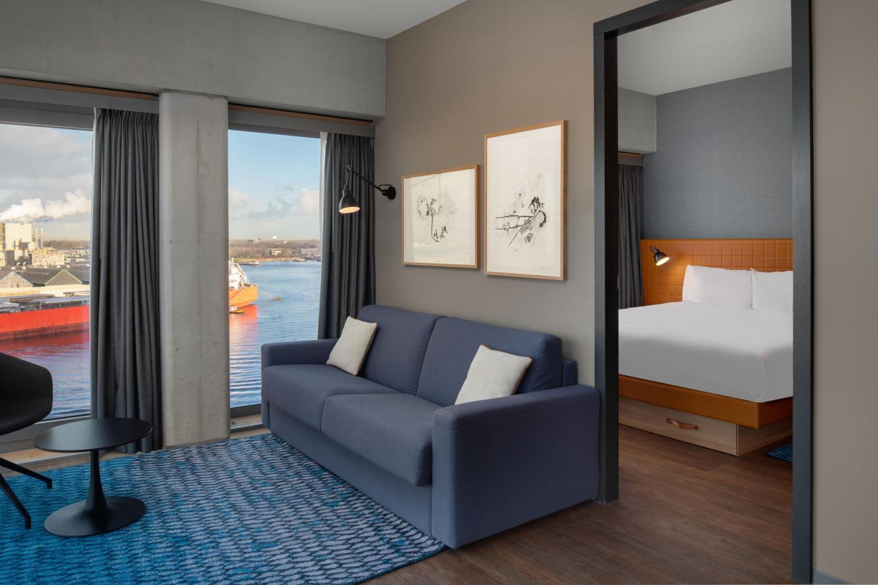 One-Bedroom Corner Queen Suite