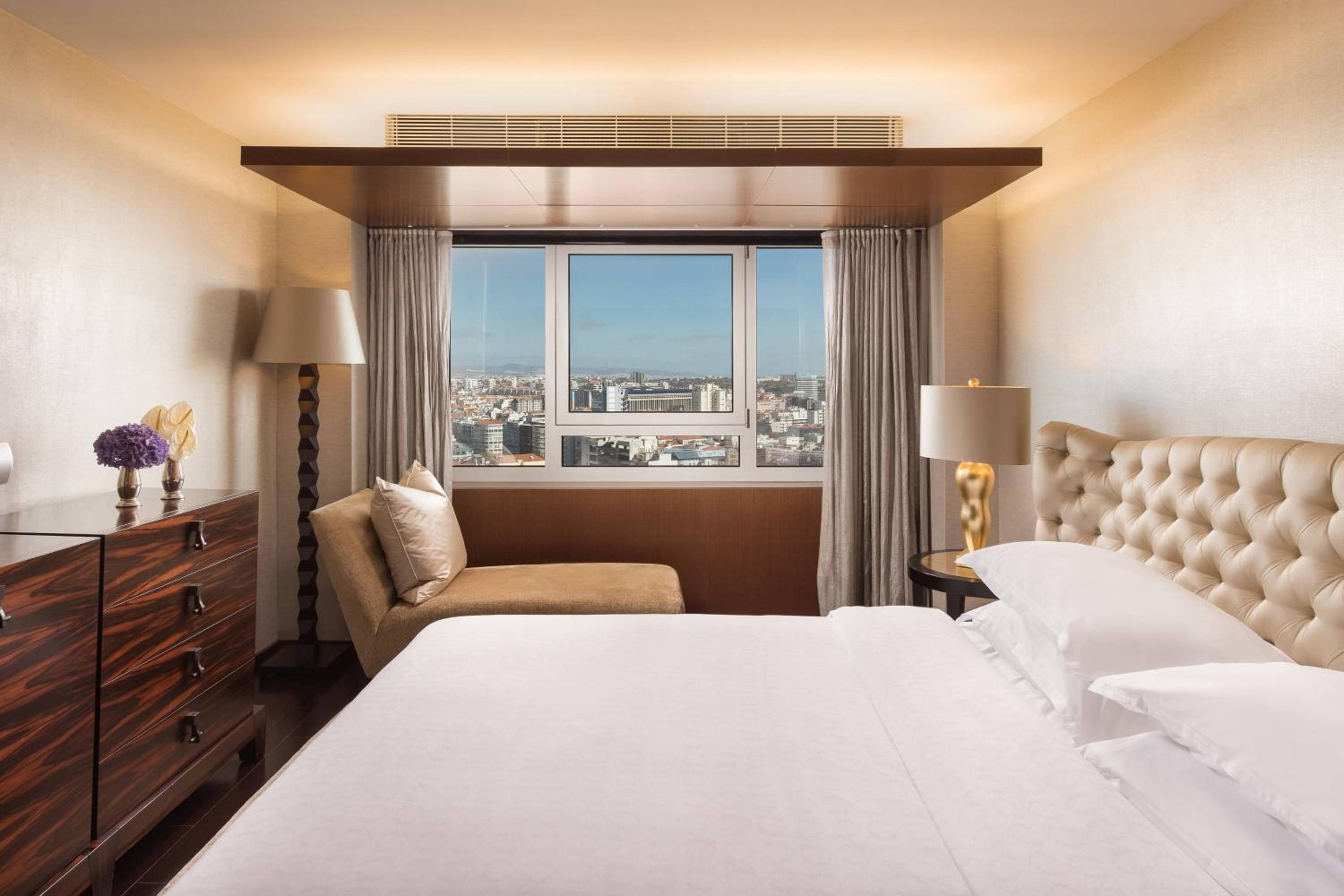 Presidential Suite, Club lounge access, 1 King, Skyline view