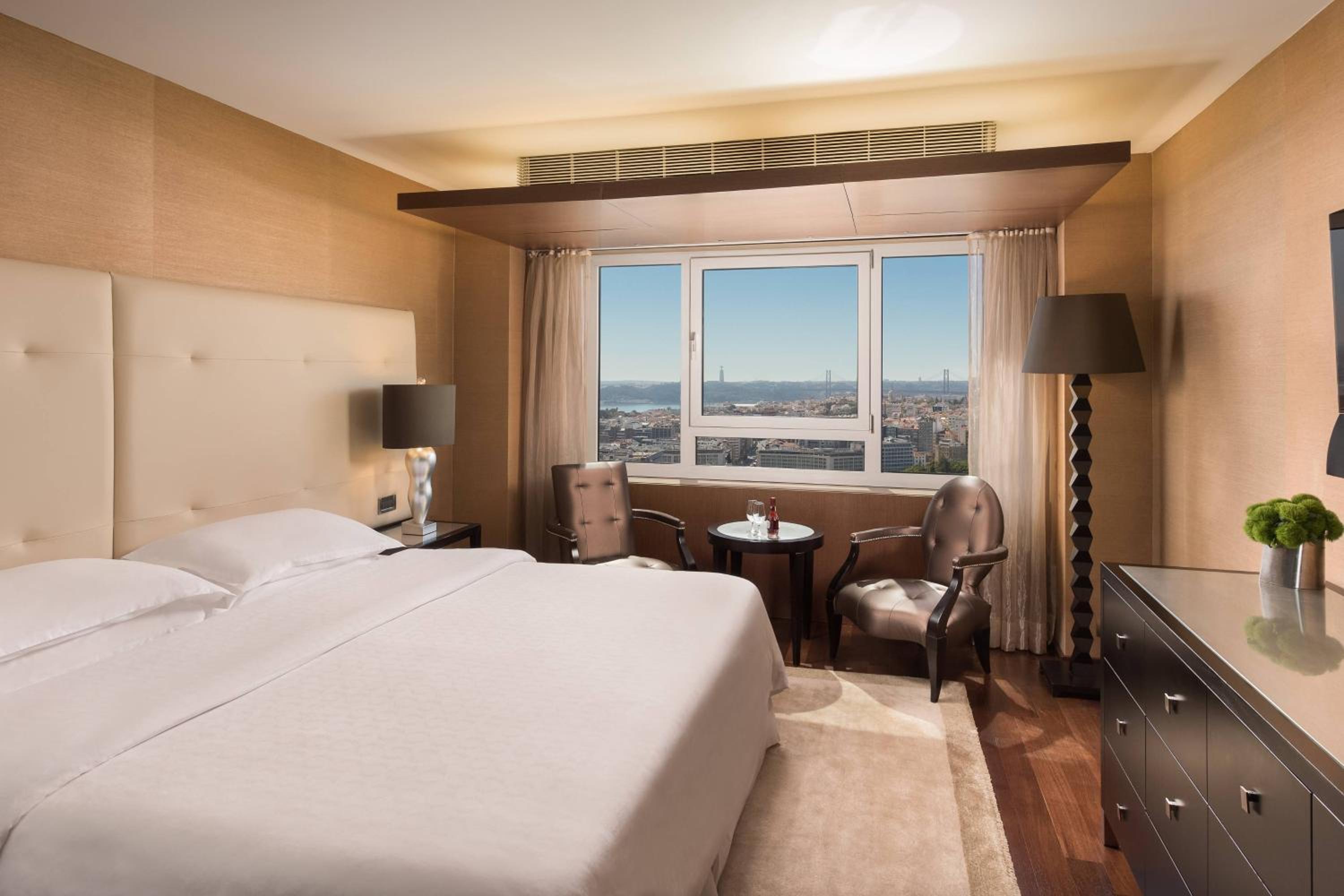 Executive Suite, Club lounge access, 1 Queen, Skyline view thumbnail 5