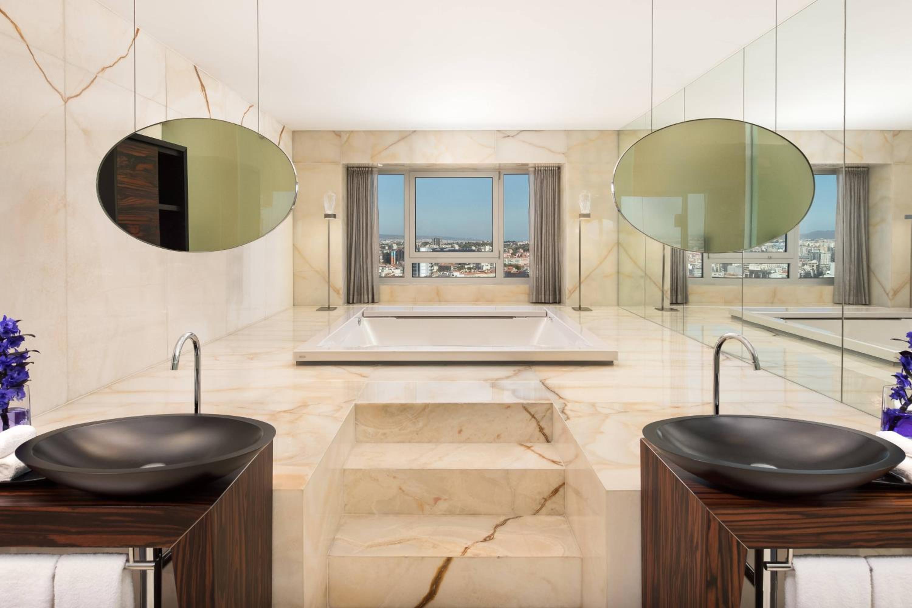 Presidential Suite, Club lounge access, 1 King, Skyline view