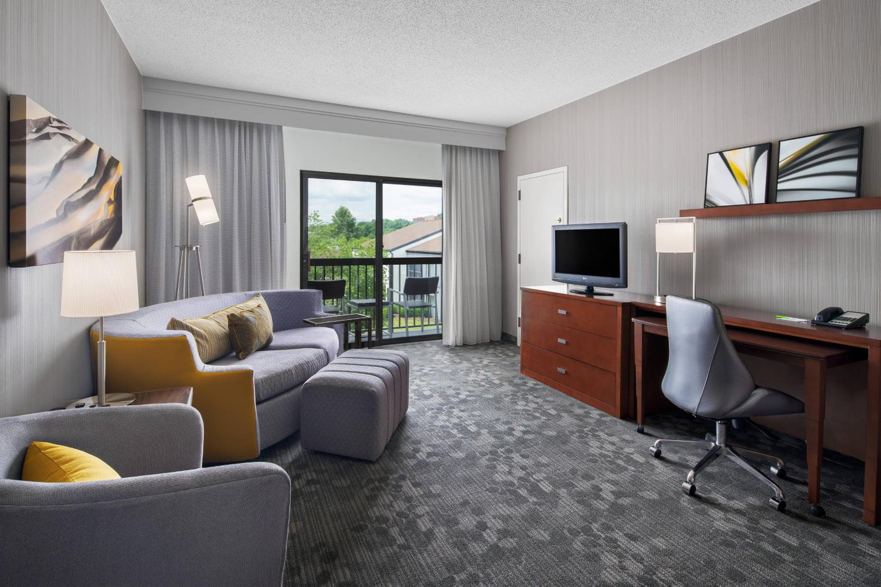 Newly Renovated, 1 Bedroom 2 room Suite, 2 Queen, Sofa bed photo 2