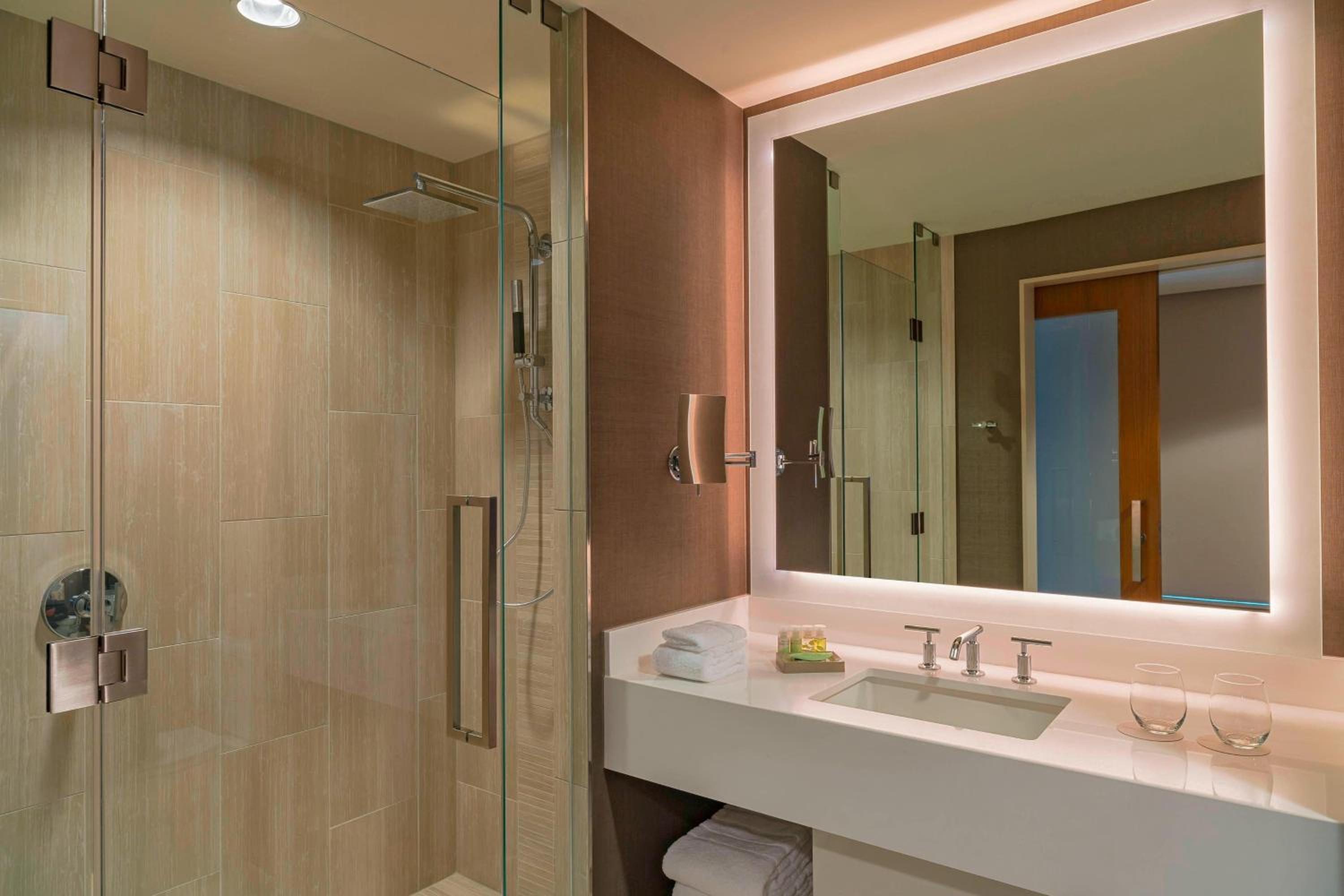 Premium 2 Queens, Larger Guest room, 2 Queen, Waterway view photo 3