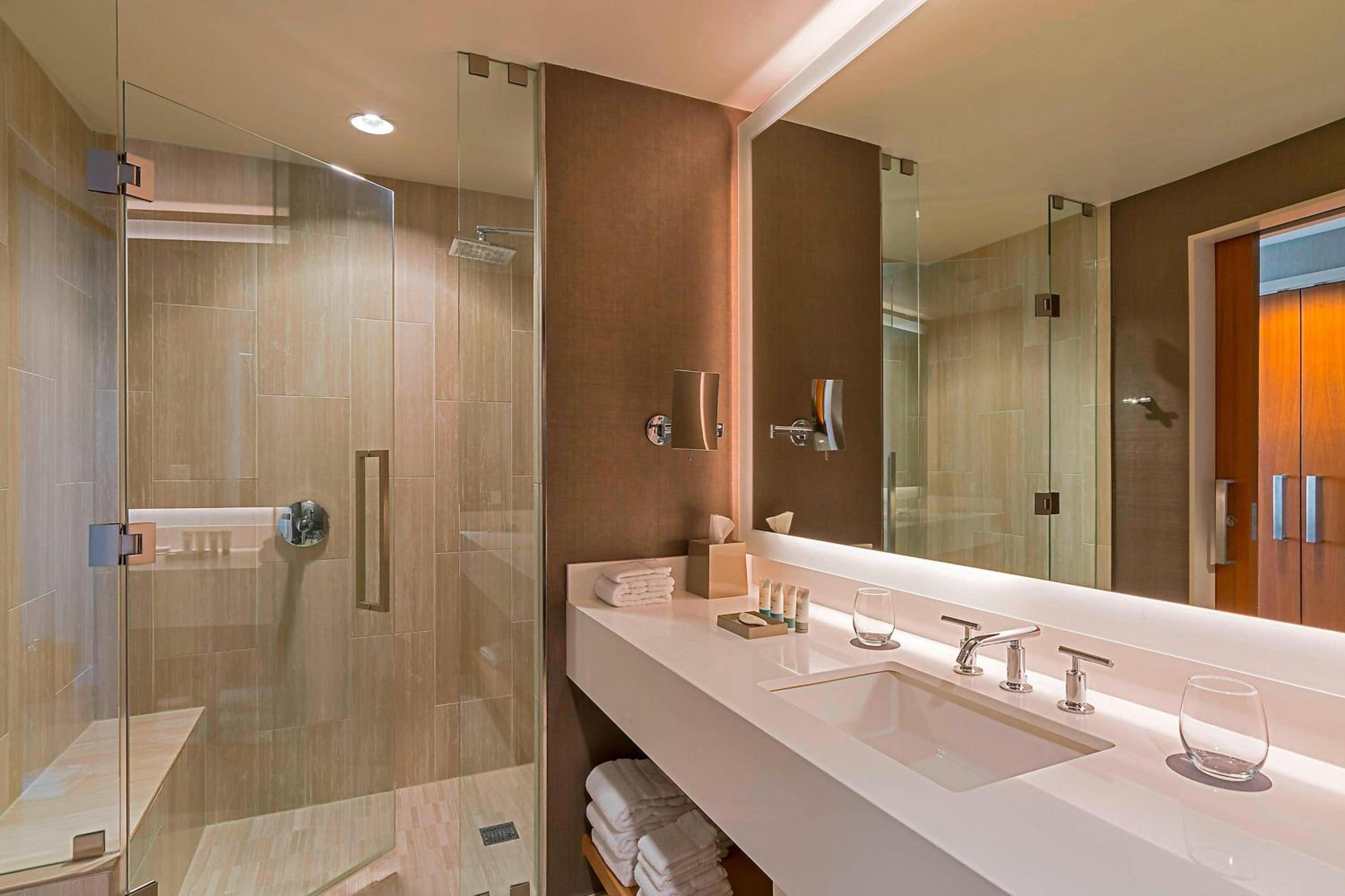 King Room - Hearing Accessible photo 2