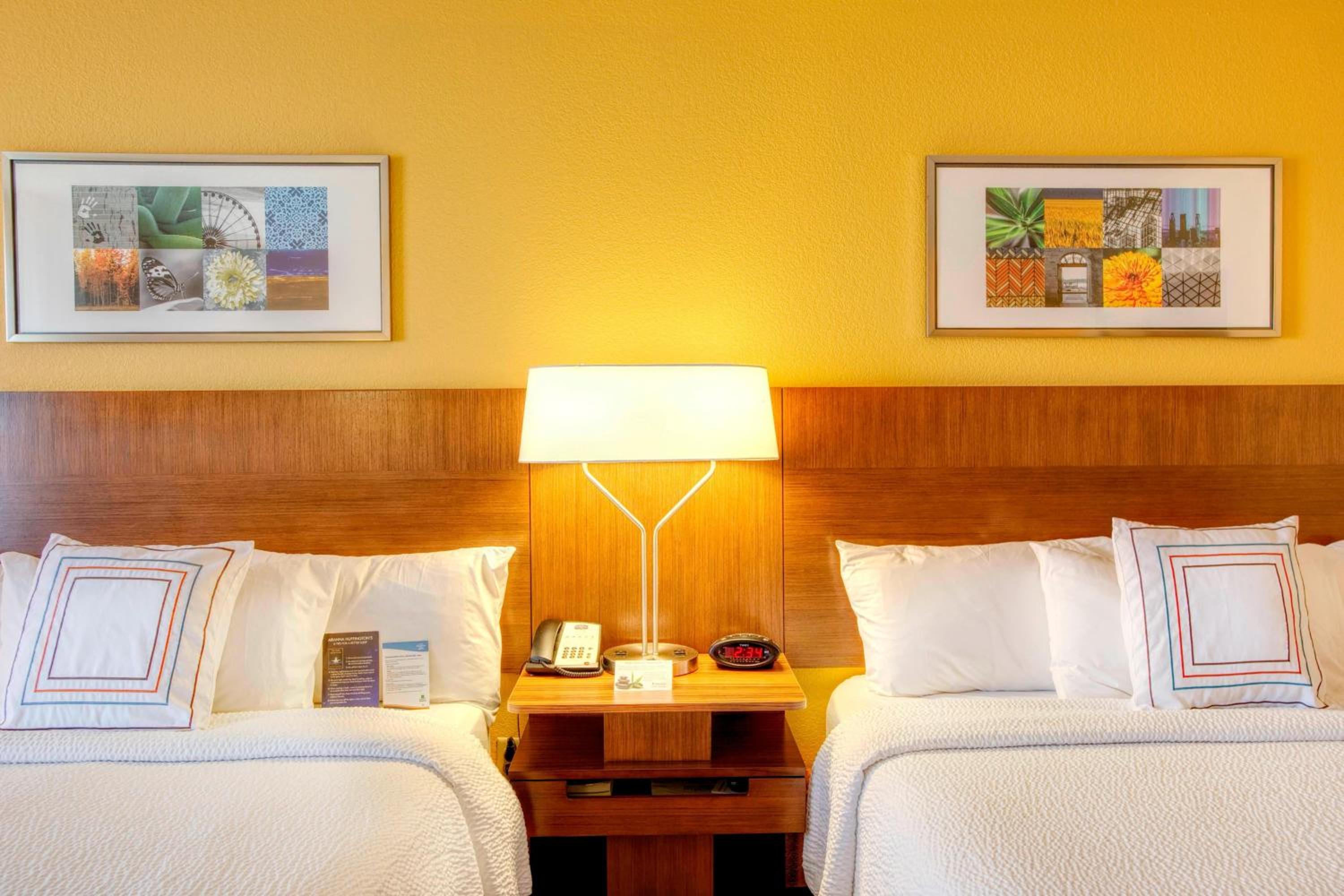 Queen Room with Two Queen Beds - Photo 6