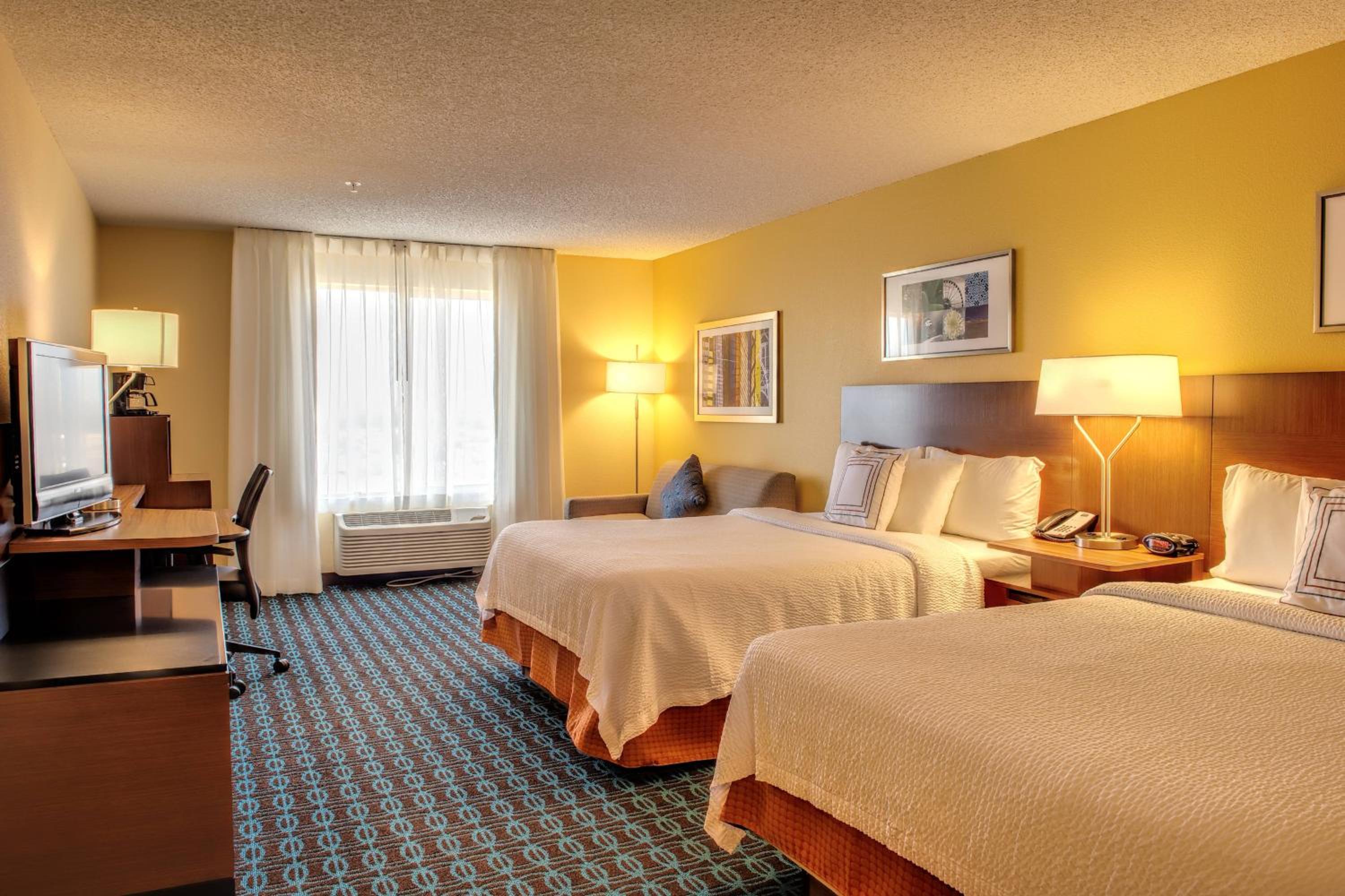 Queen Room with Two Queen Beds - Photo 4