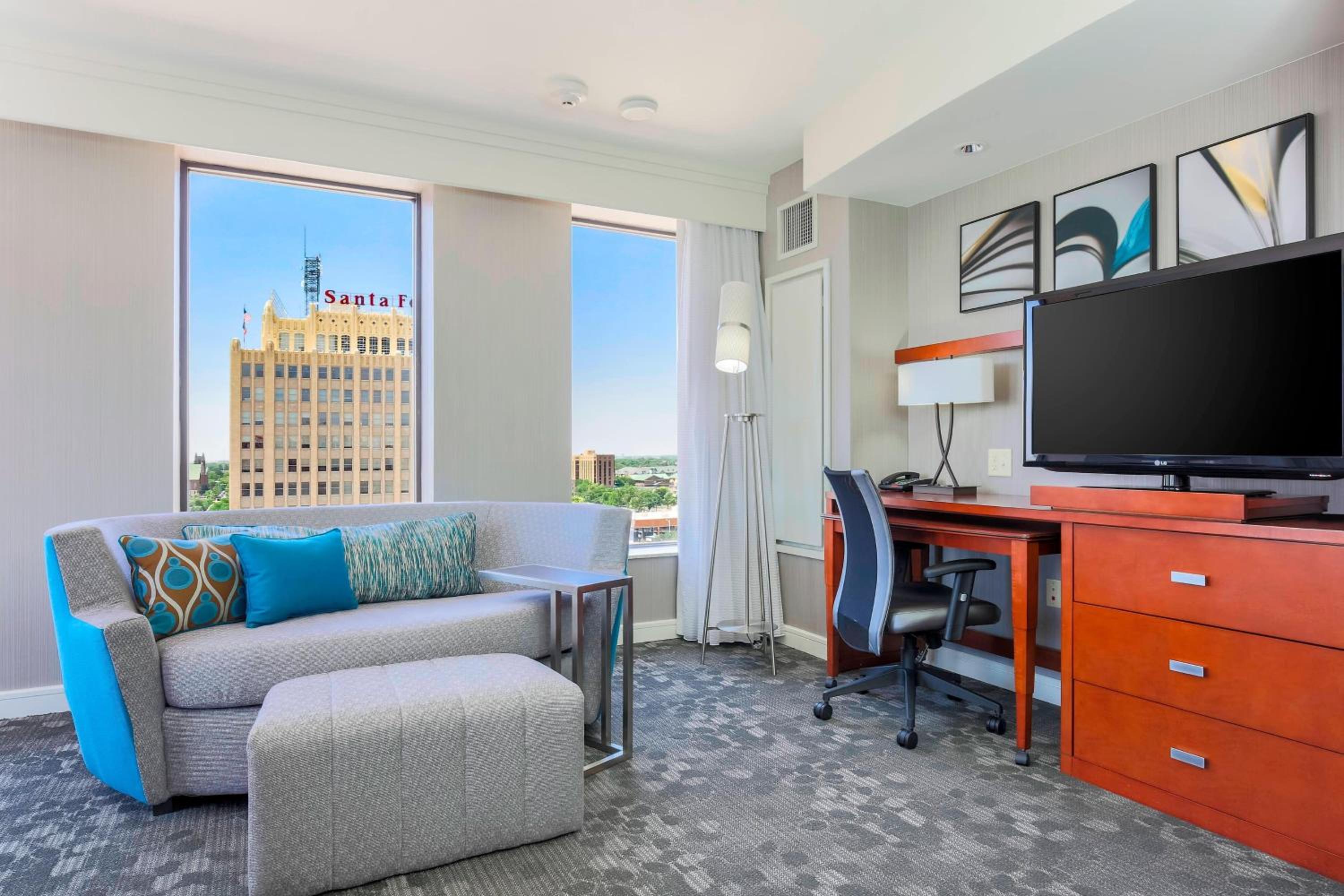 King Room with City View and Sofa Bed - Photo 2