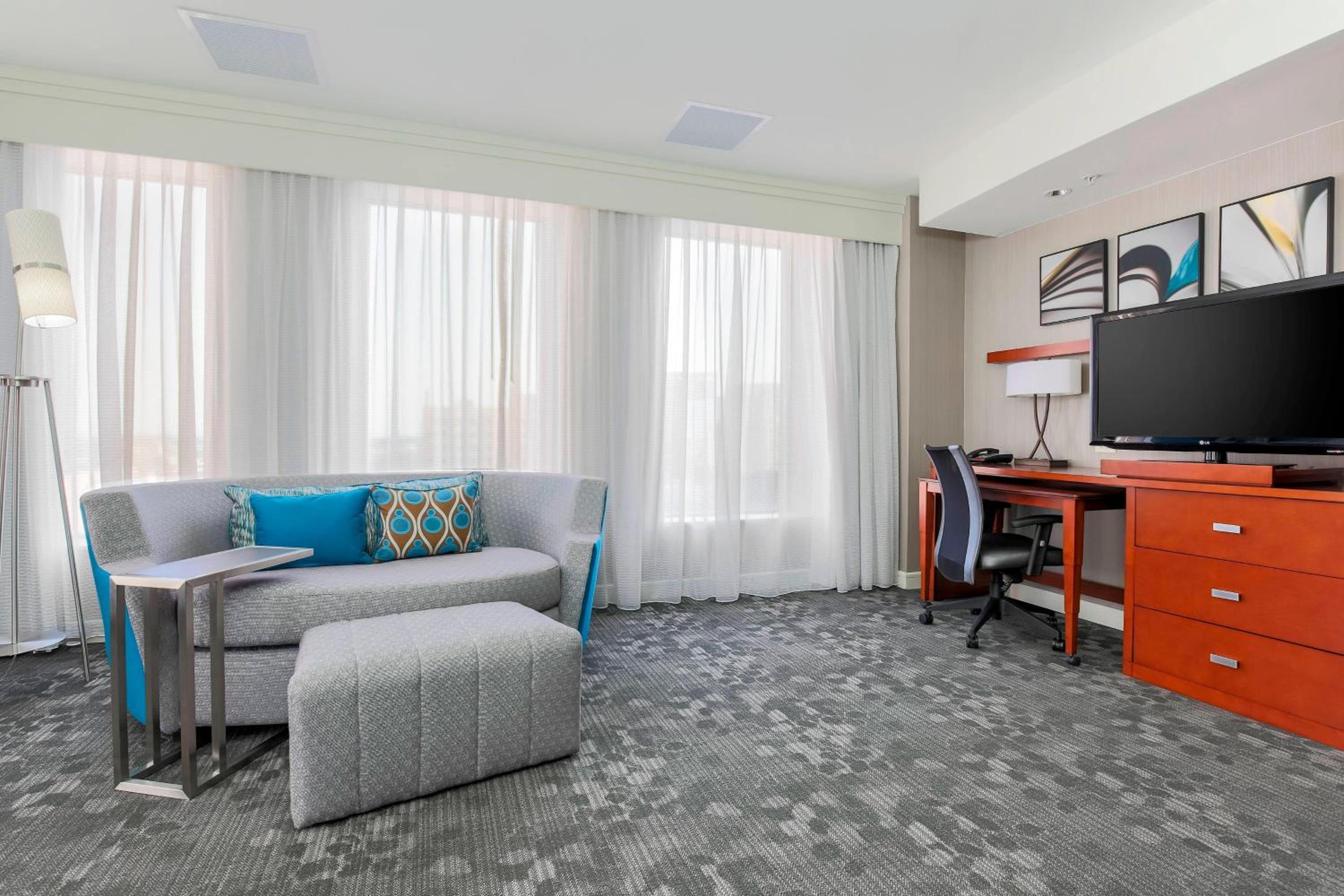 Studio with King Bed and Sofa Bed - Photo 2