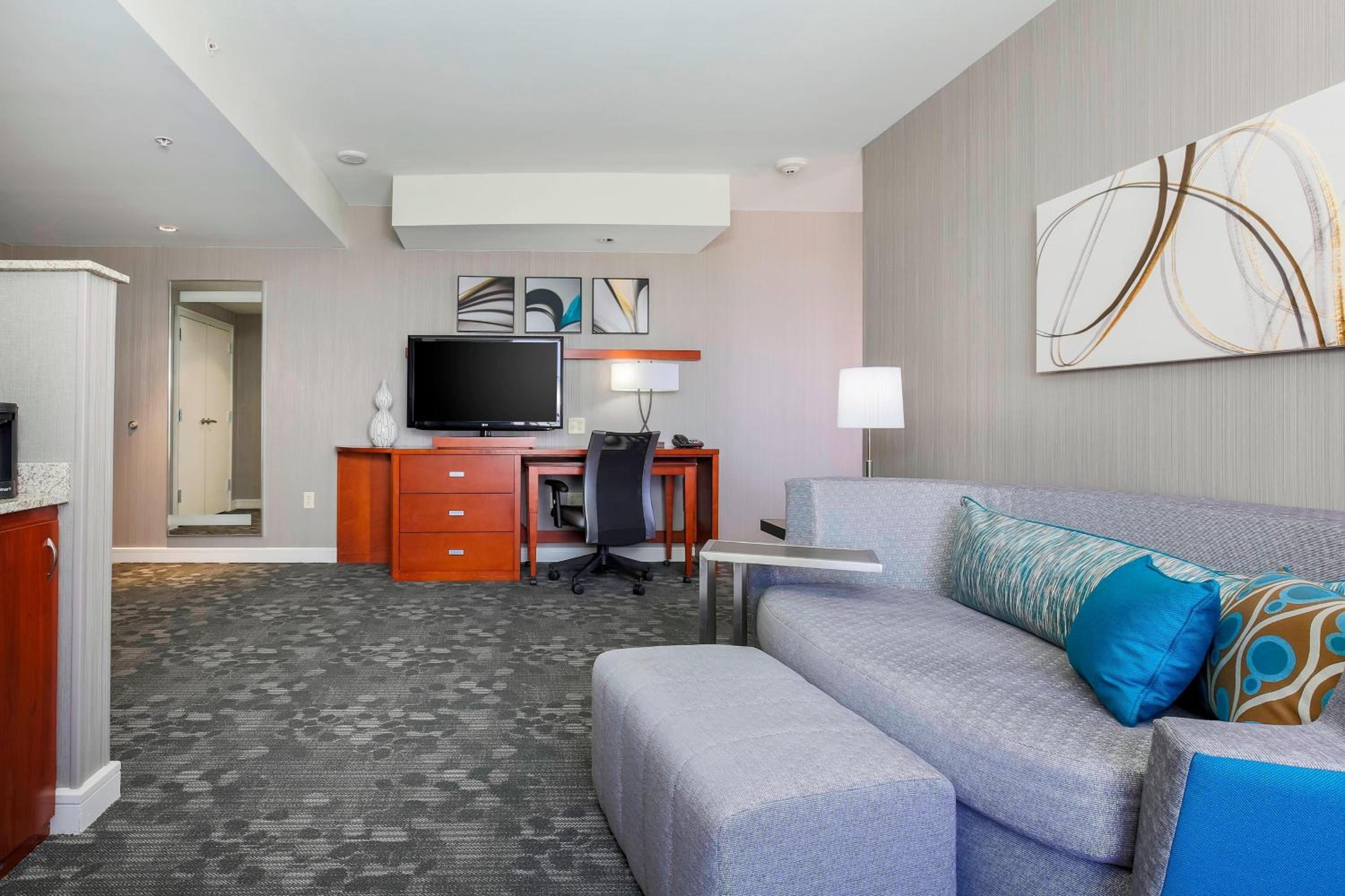 Queen Suite with Two Queen Beds and Sofa Bed - Photo 3