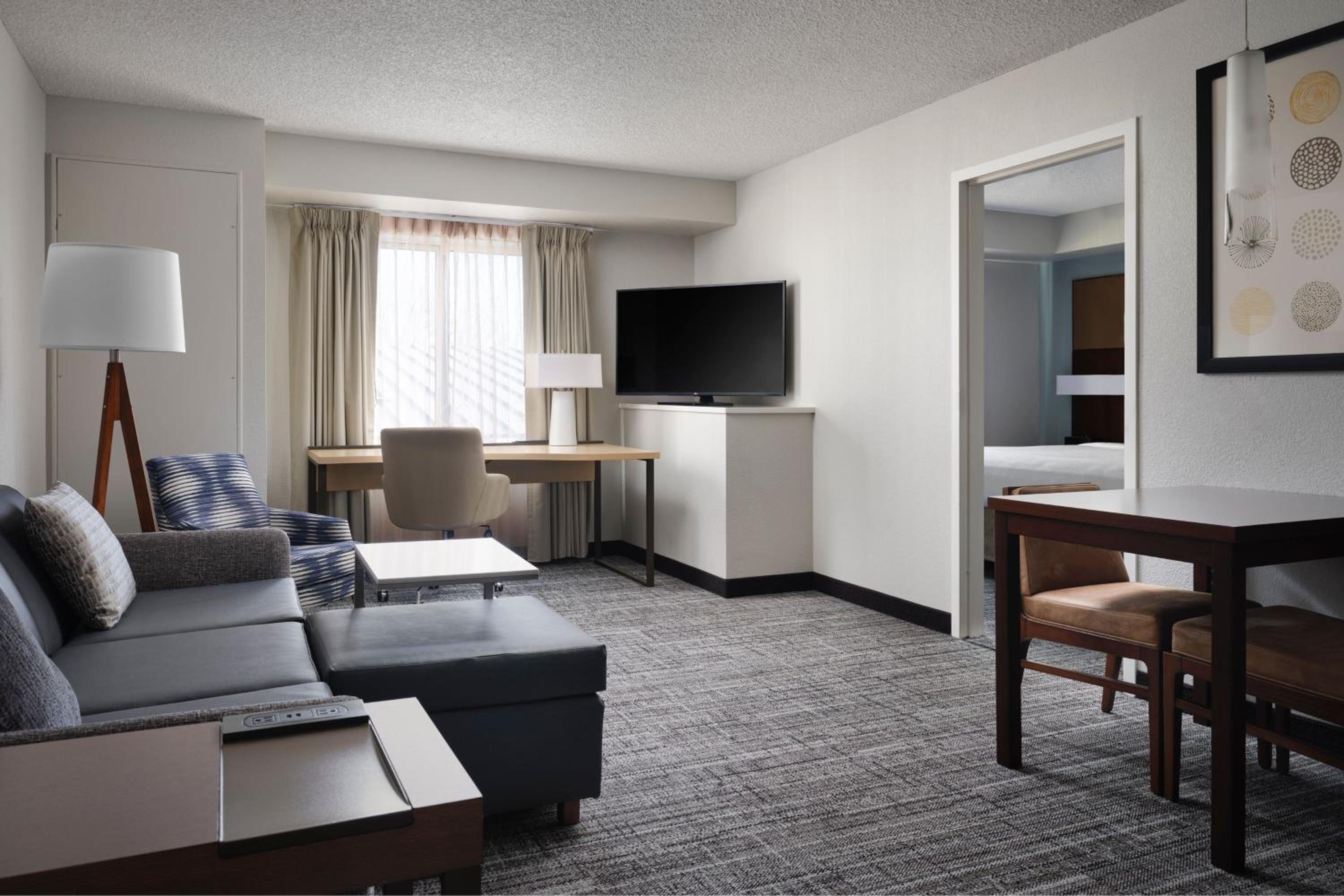 1 Bedroom Suite, 1 King, Sofa bed photo 1