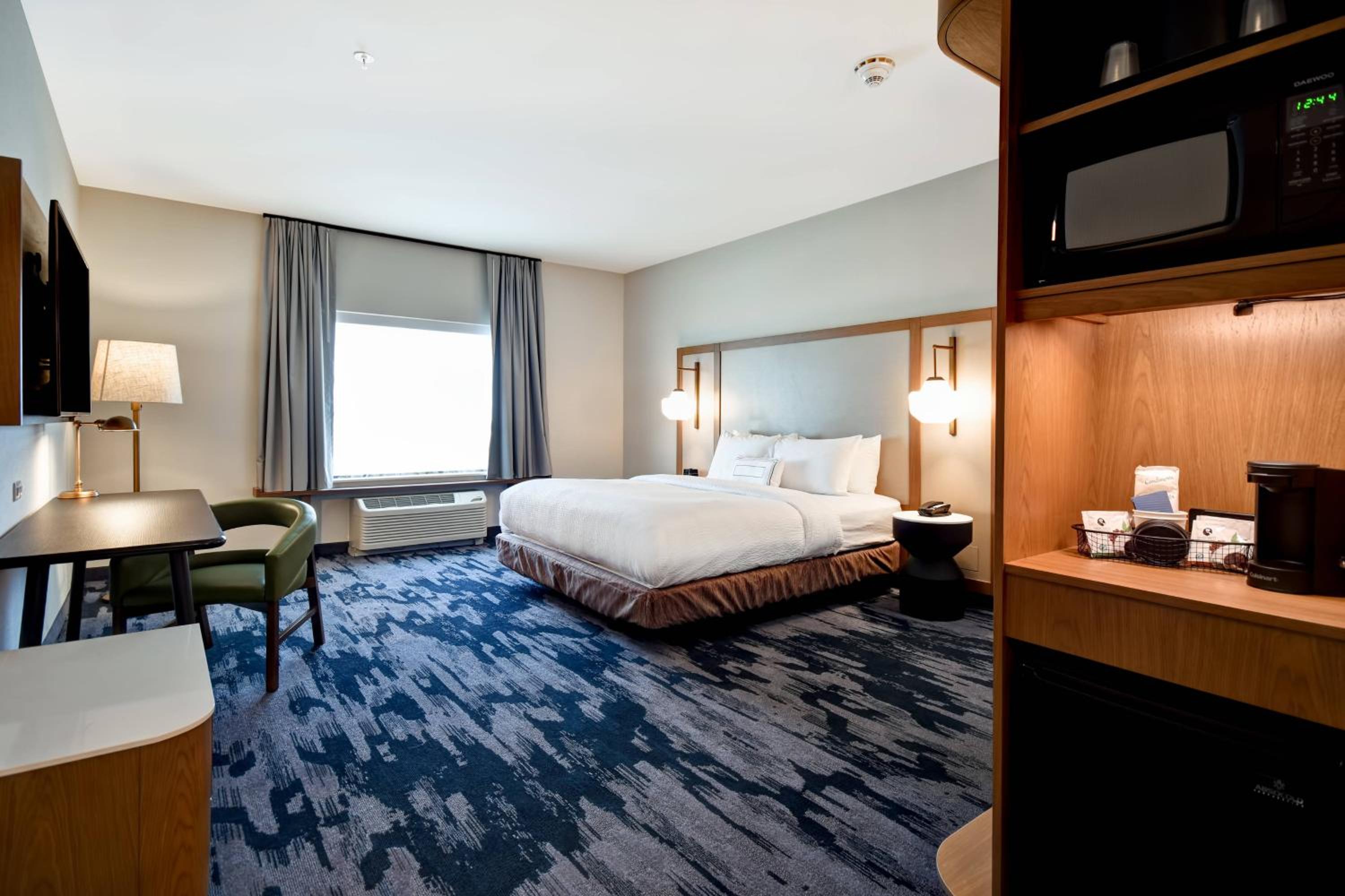 Guest Room, 1 King - Photo 1