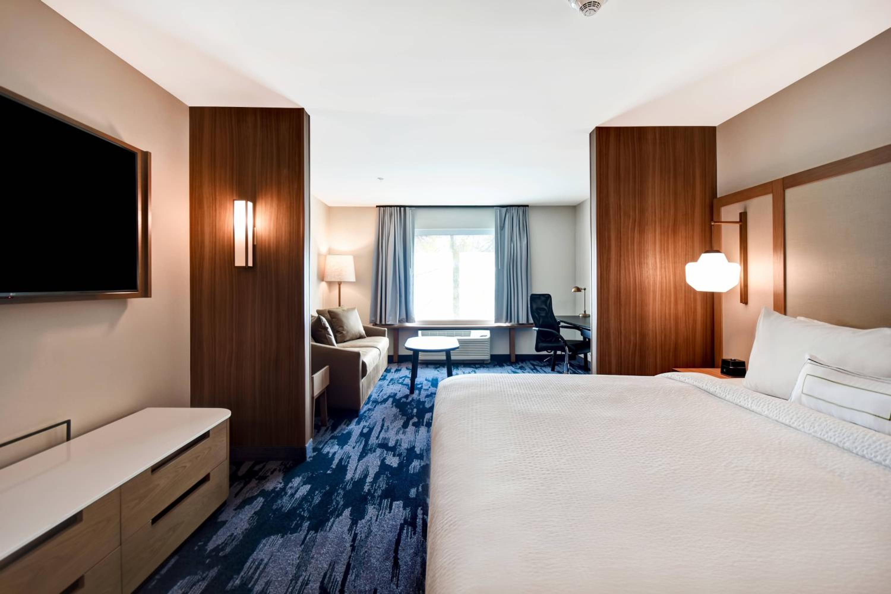 Suite, 1 King, Sofa bed - Photo 3